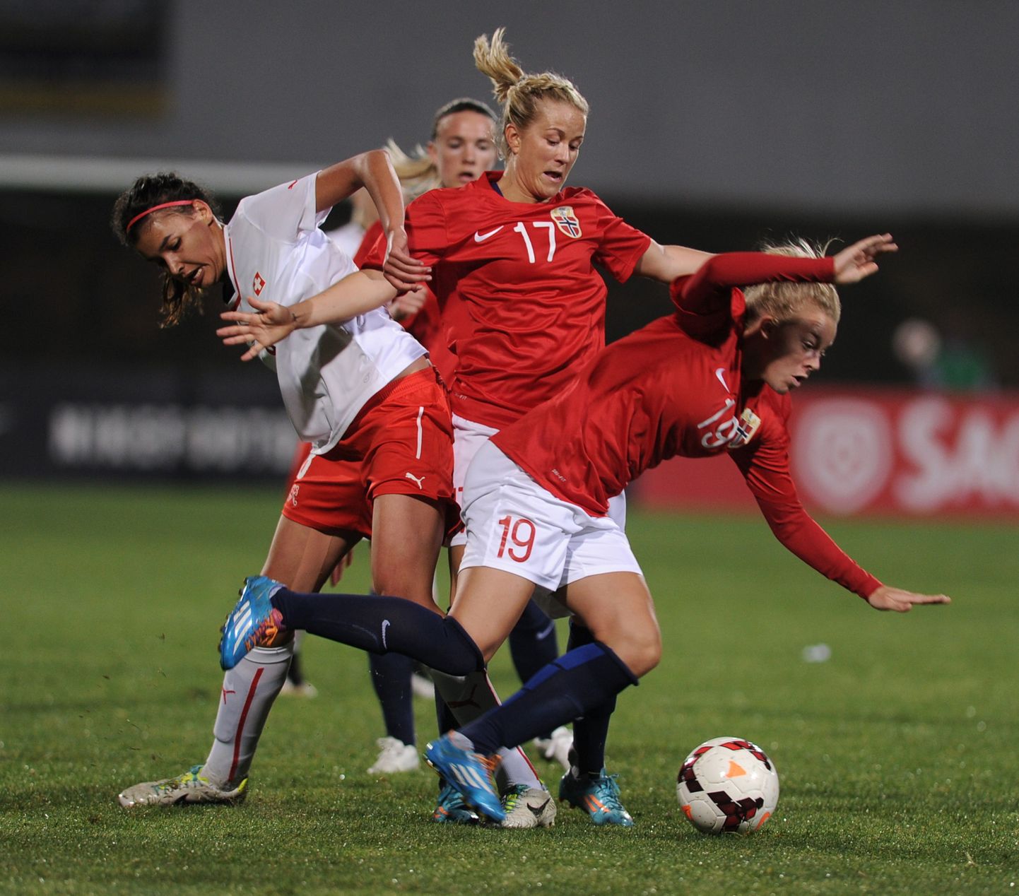 Момент матча между женскими сборными Швейцарии и Норвегии.