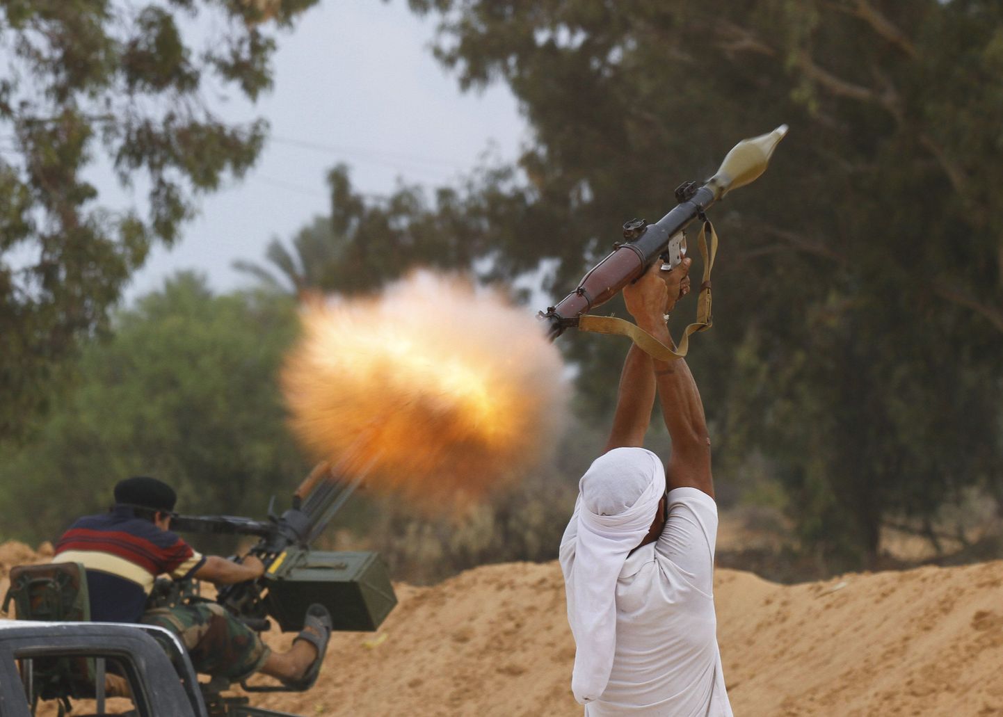 Liibüa üleminekuvalitsuse väed ründamas granaadiheitjaga Sirte kesklinna.