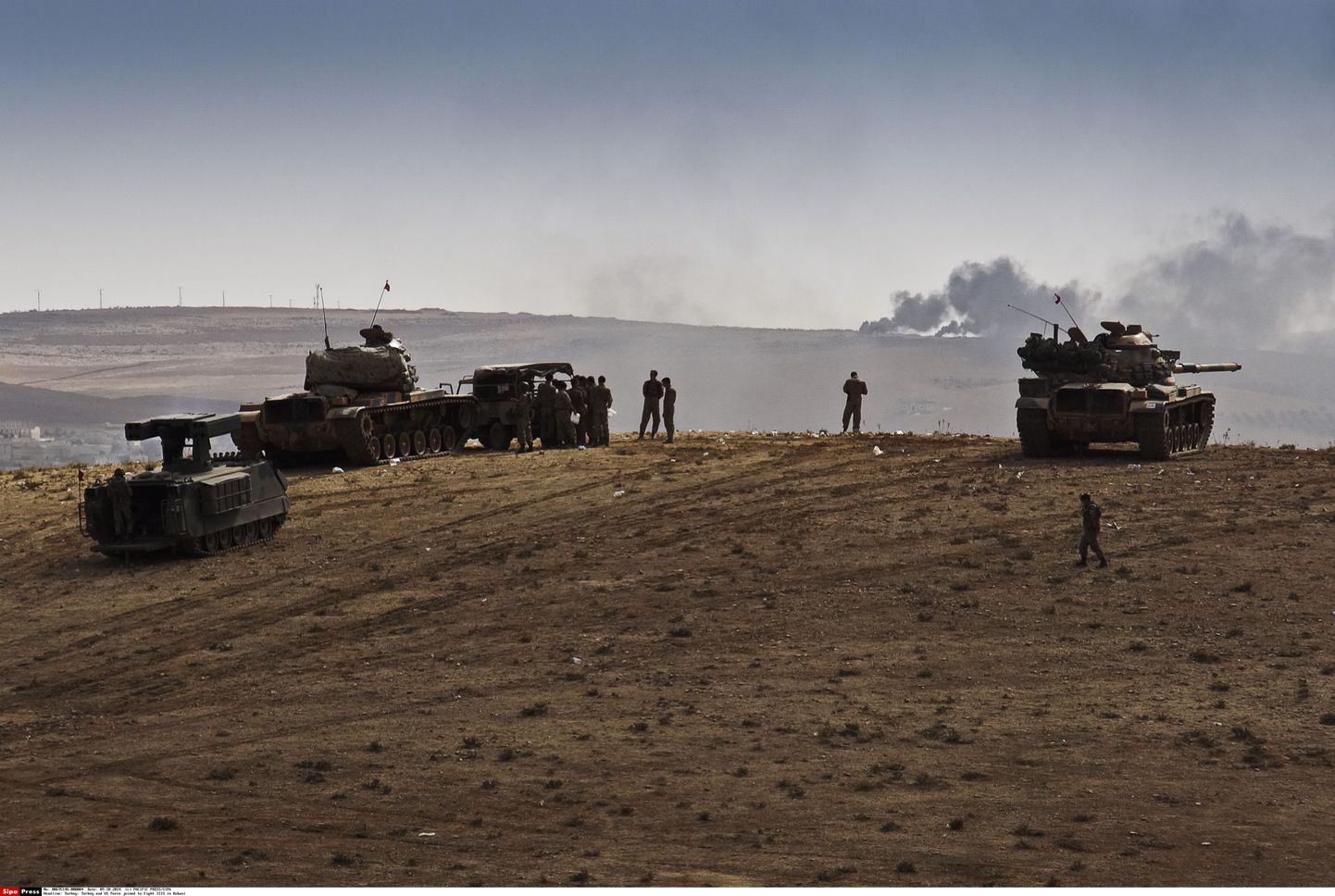 Türgi väeüksused jälgivad USA ja selle koalitsioonijõudude õhurünnakut Islamiriigi mässuliste pihta.