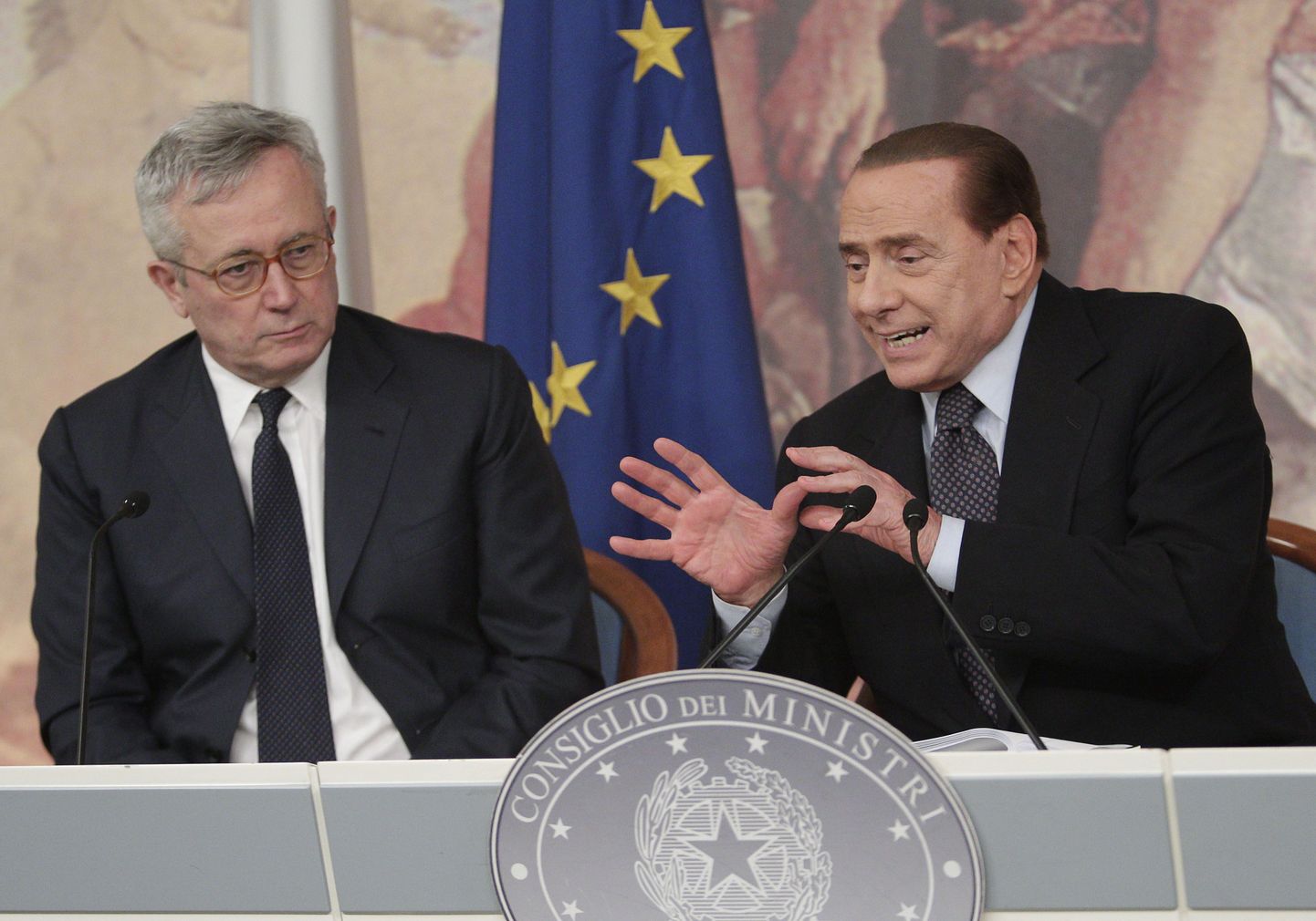 Peaminister Silvio Berlusconi ründas eile avalikult oma rahandusministri Giulio Tremonti kasinuskava. Pildil Berlusconi (paremal) ja Tremonti (vasakul).