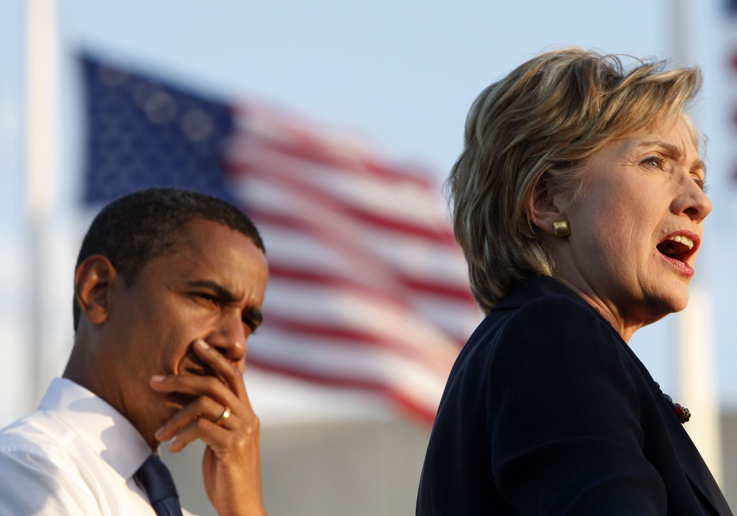 USA uueks presidendiks valitud Barack Obama jälgimas oma endise konkurendi Hillary Rodham Clintoni kõnet tänavuse kampaania ajal.