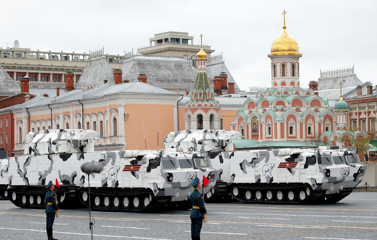 Arktilisse kaitsevärvusesse värvitud õhutõrjeüsteemid Pantsir-SA Moskvas võidupüha paraadil.