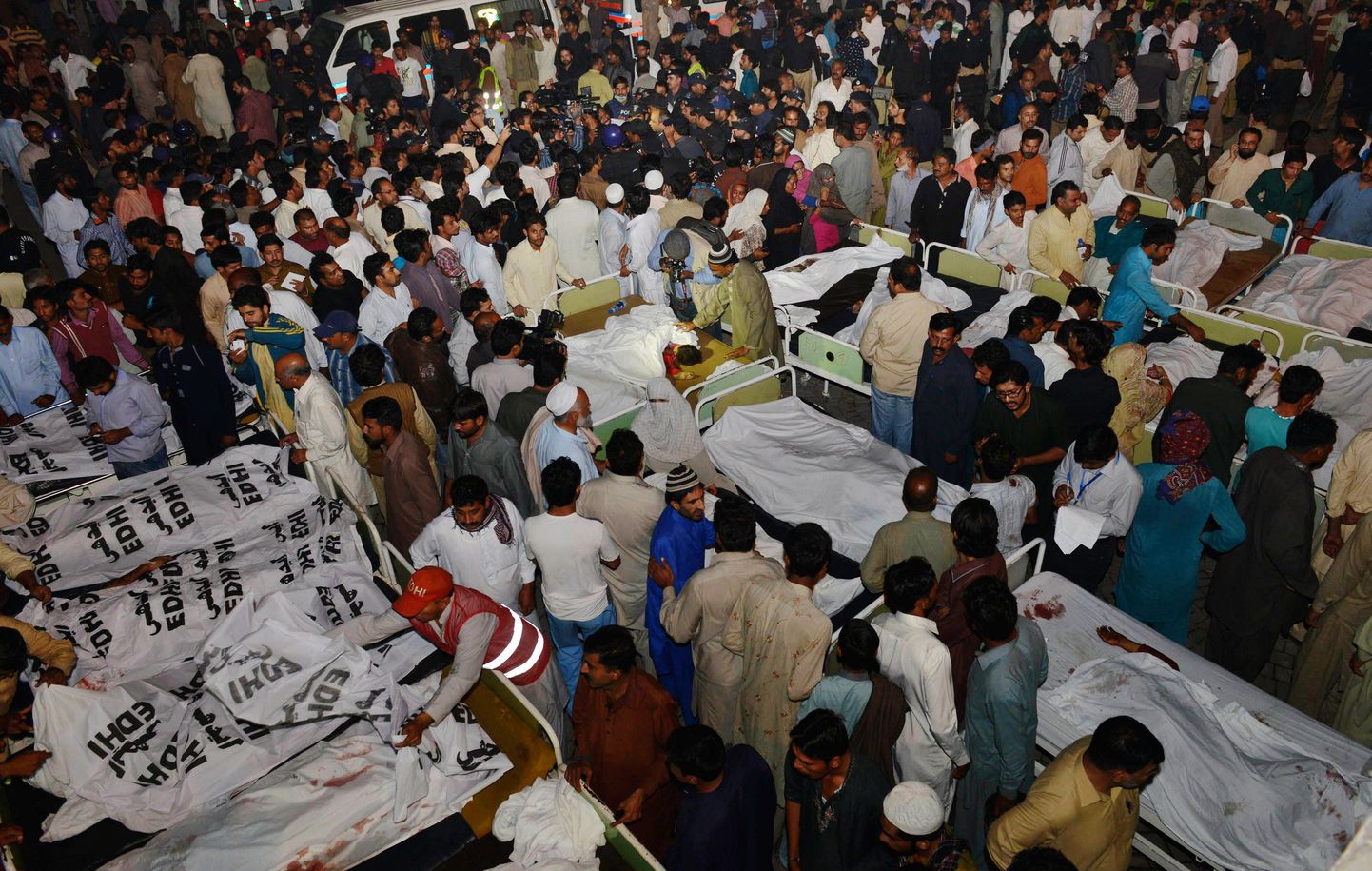 Pakistani elanikud plahvatuses hukkunud inimeste surnukehade juures