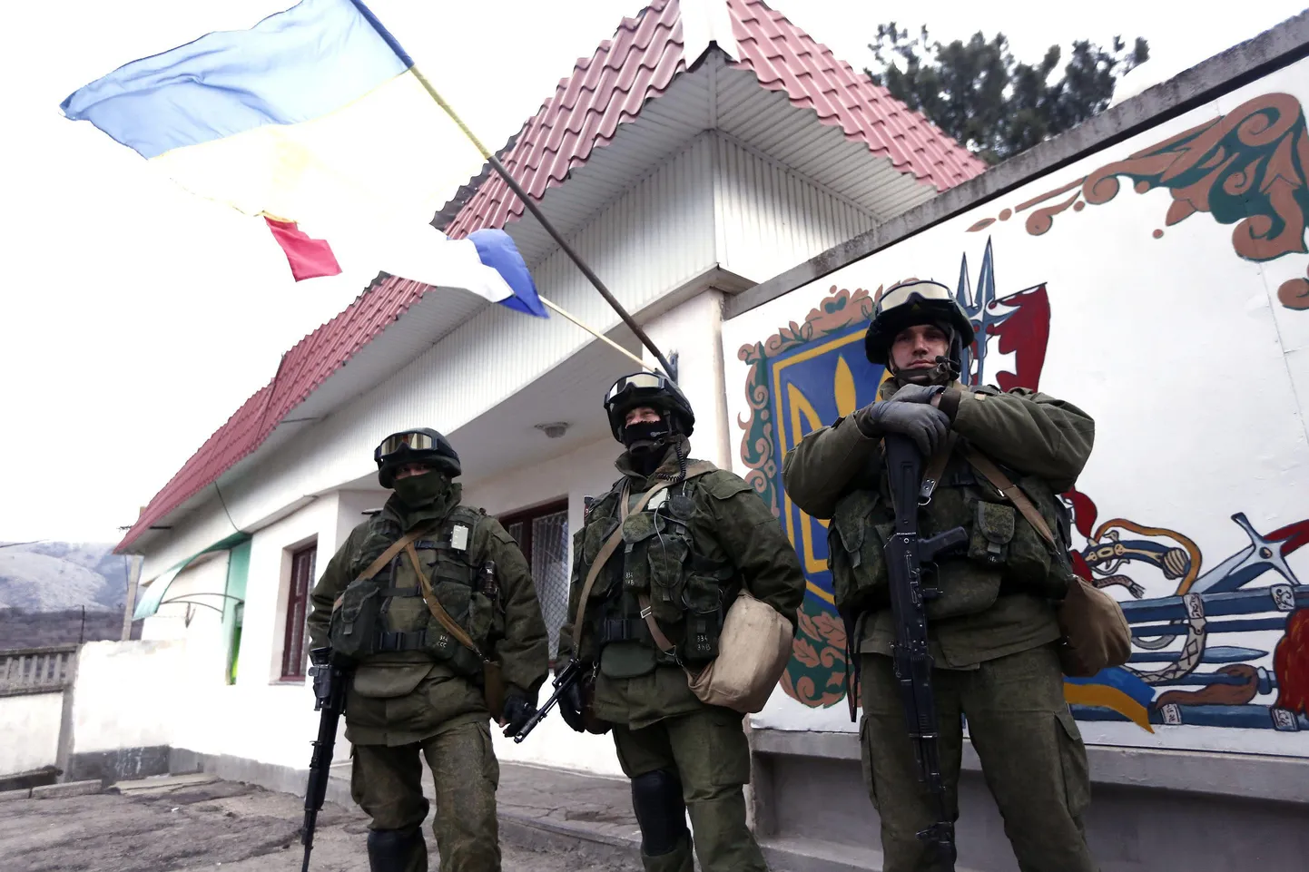Vene sõdurid Krimmis Ukraina sõjaväebaasi juures