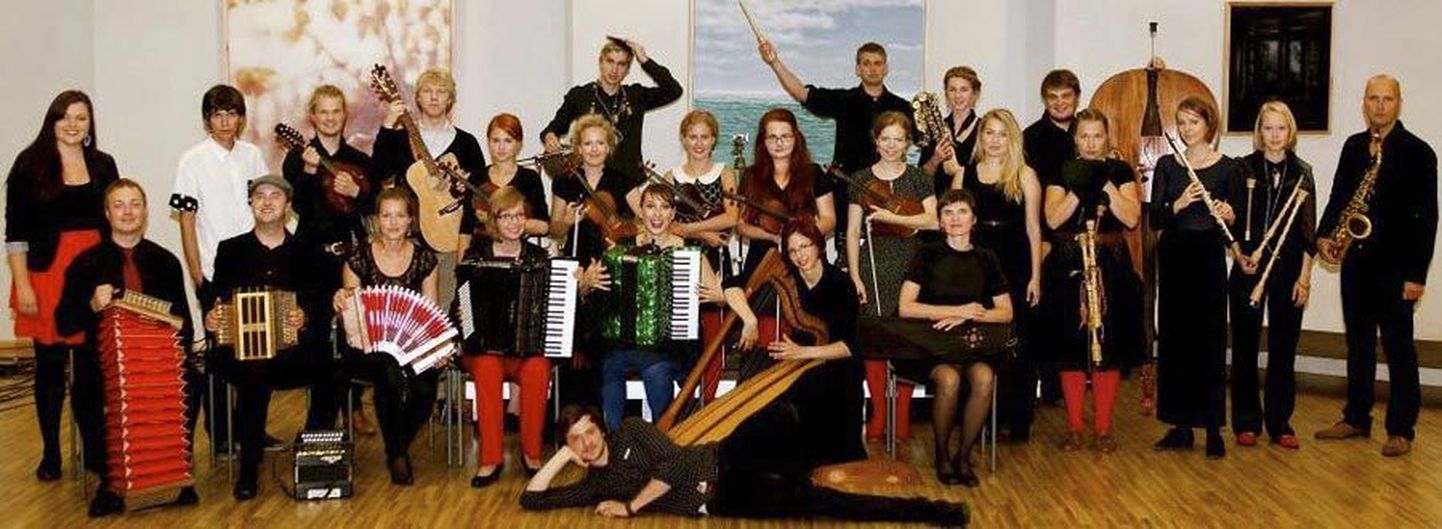 Tavaliselt on Estonian Folk Orchestral laval kuni kolmkümmend viis inimestja kõigile neile on tore proovikivi teha pärimusmuusikat nii suure koosseisuga.