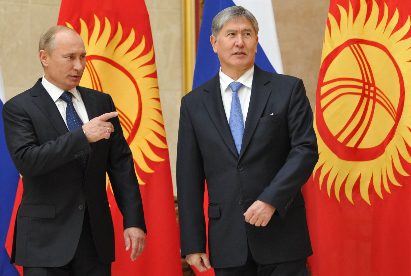 Kõrgõzstani president Almazbek Atambajev (paremal) koos Vene riigipea Vladimir Putiniga täna Biškekis.