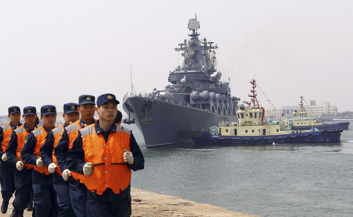 Hiina sõjaväelased möödumas 2012. aasta aprillis Qingdao sadamas viibivast Vene sõjalaevast.
