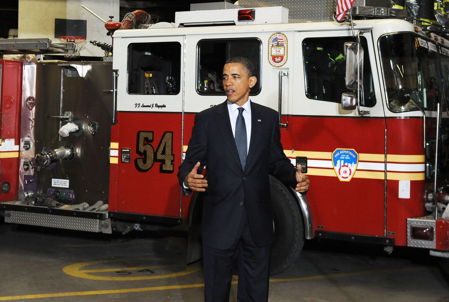 Barack Obama Midtowni tuletõrjedepoos.