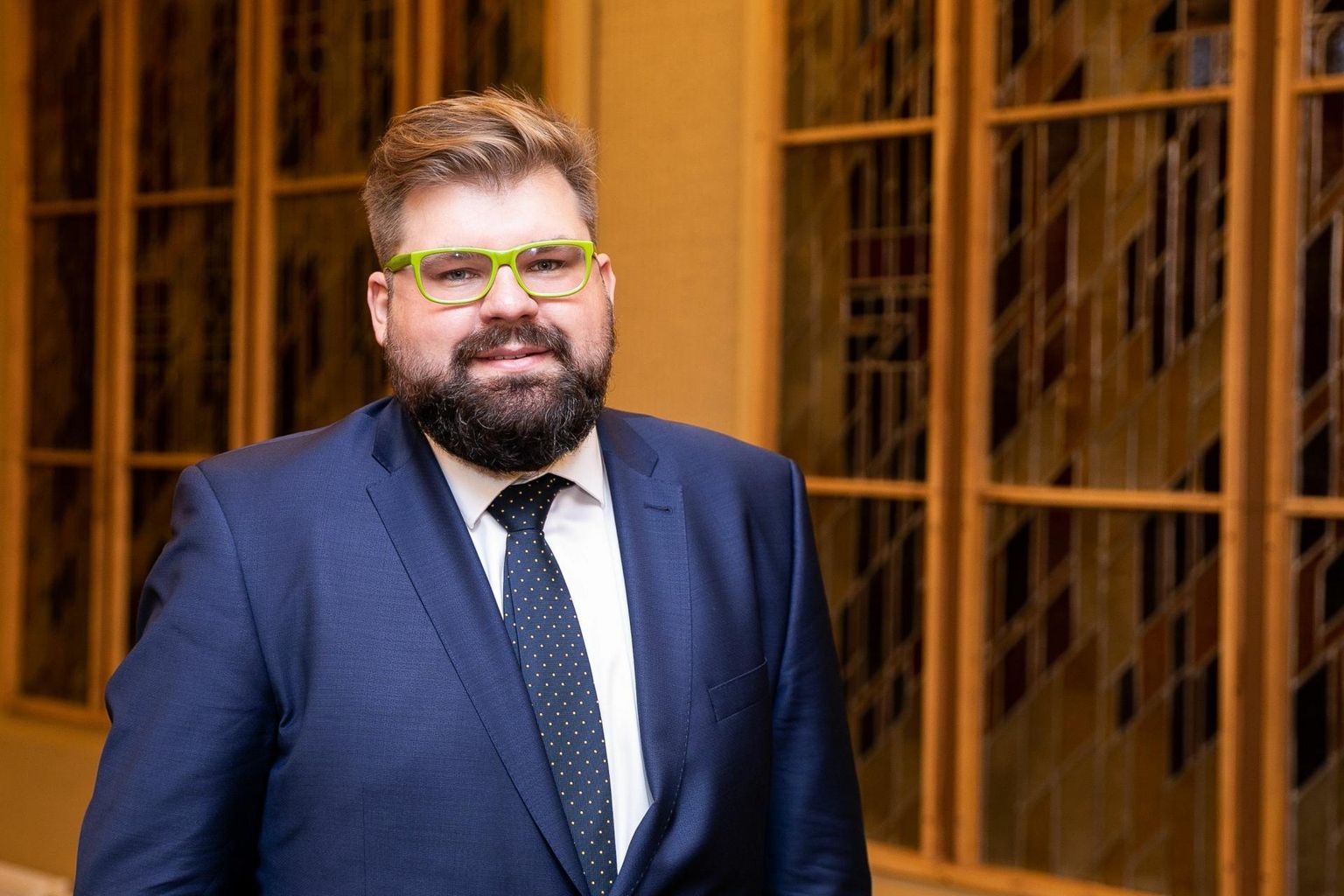 Leedu võimuerakonda Isamaaliitu esindav Kristijonas Bartoševičius 2020. aasta sügisel seimi uue koosseisu avaistungil. Üleeile loobus ta kohast parlamendis, misjärel selgus, et teda kahtlustatakse seksuaalkuritegudes alaealiste vastu.