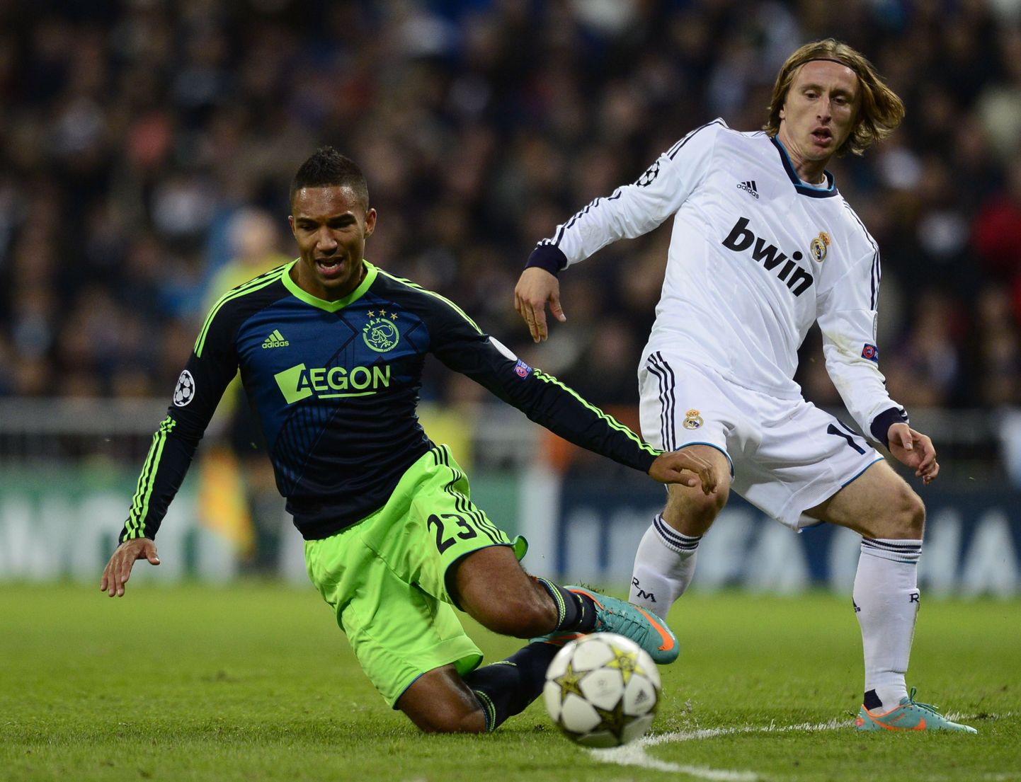 Luka Modric (valges) mängus Amsterdami Ajaxi vastu