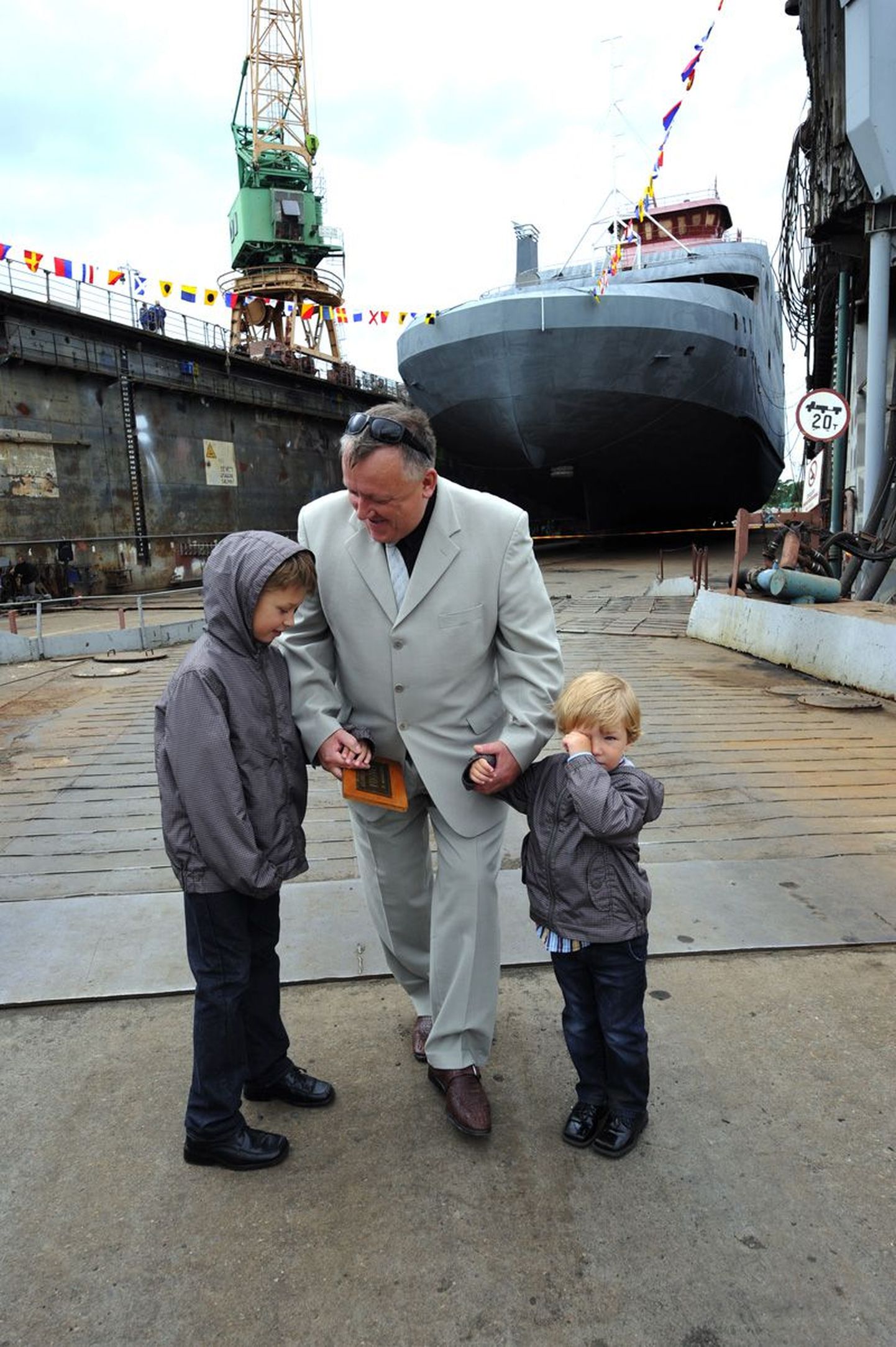 Saaremaa Laevakompanii omanikul Vjatšeslav Leedol aitasid uut praami sisse õnnistada lapselapsed. Vette praam sellest hoolimata ei jõudnud.