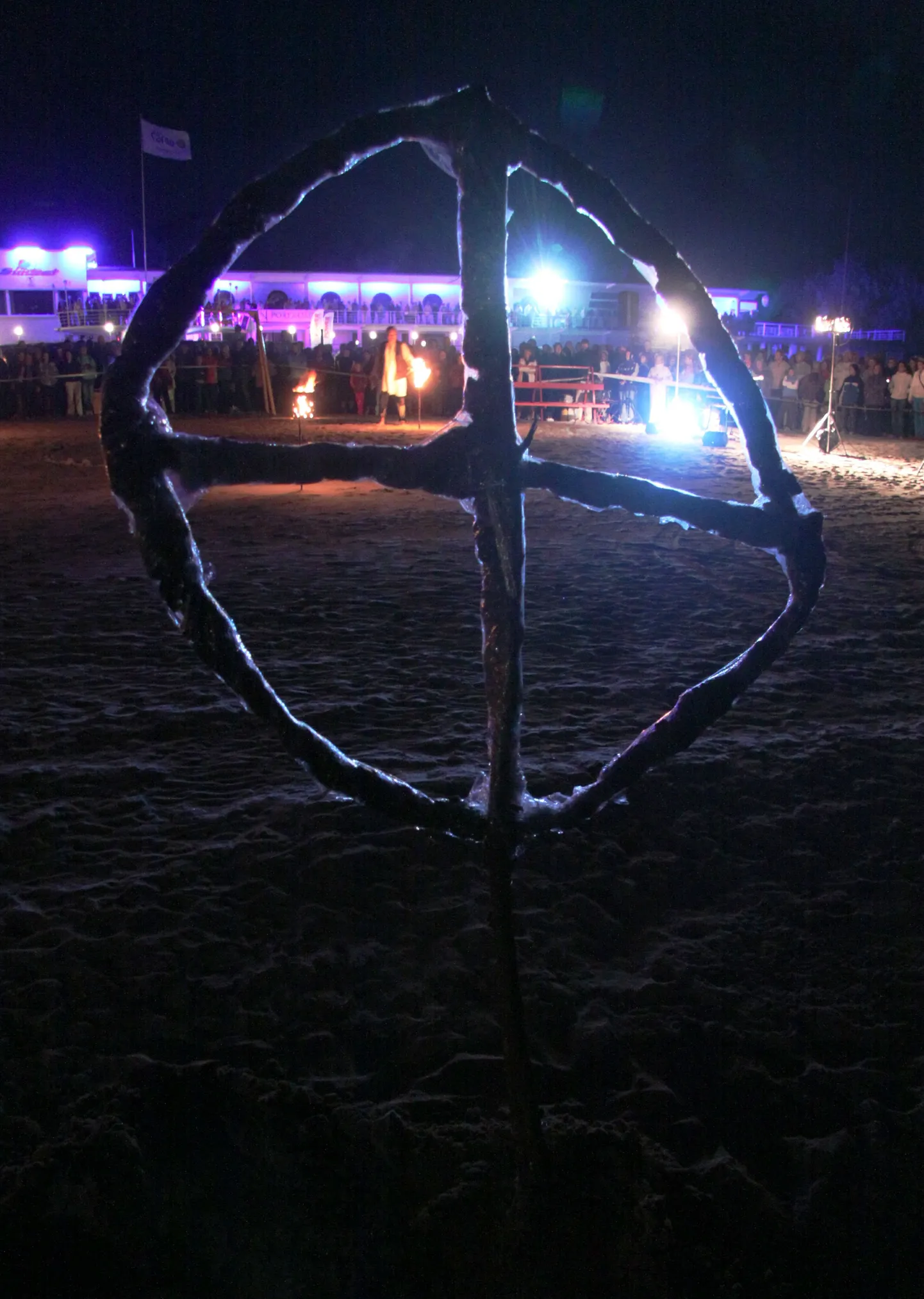 Pärnu rannas läideti täna õhtul muinastulede öö tähistamiseks sajad küünlad.