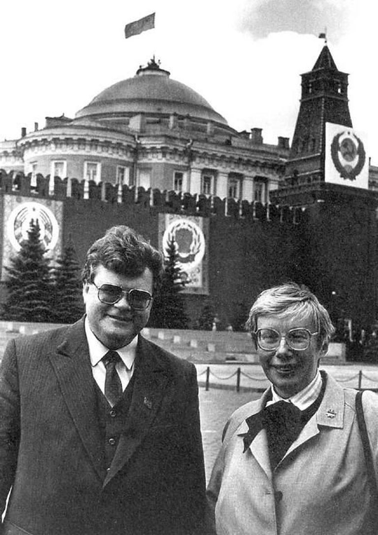 Edgar Savisaar ja Marju Lauristin, Eestimaa Rahvarinde alusepanijad, hilisemad võitluskaaslased ja teineteise oponendid 1989. aastal Moskvas Punasel väljakul. Foto: Repro