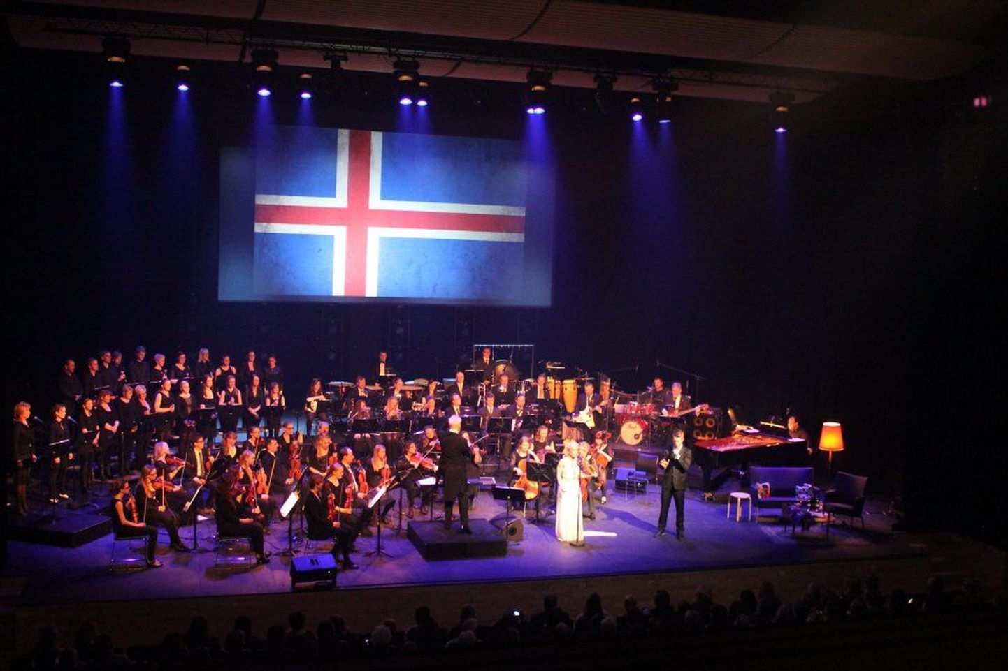 Islandil Akureyris toimunud kontsert “”Eurovisiooni” minevik ja olevik” osutus saarerahva seas ülimenukaks. Kontserdil kõlanud eurolaulude seaded tegi pärnakas Mati Põdra.