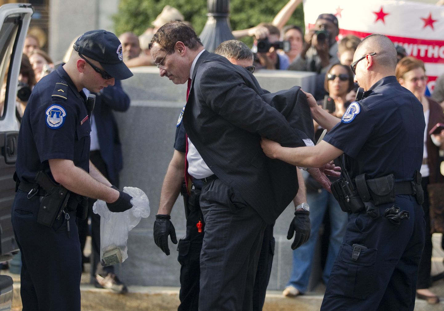 Мэра Вашингтона арестовывают за участие в акции протеста.