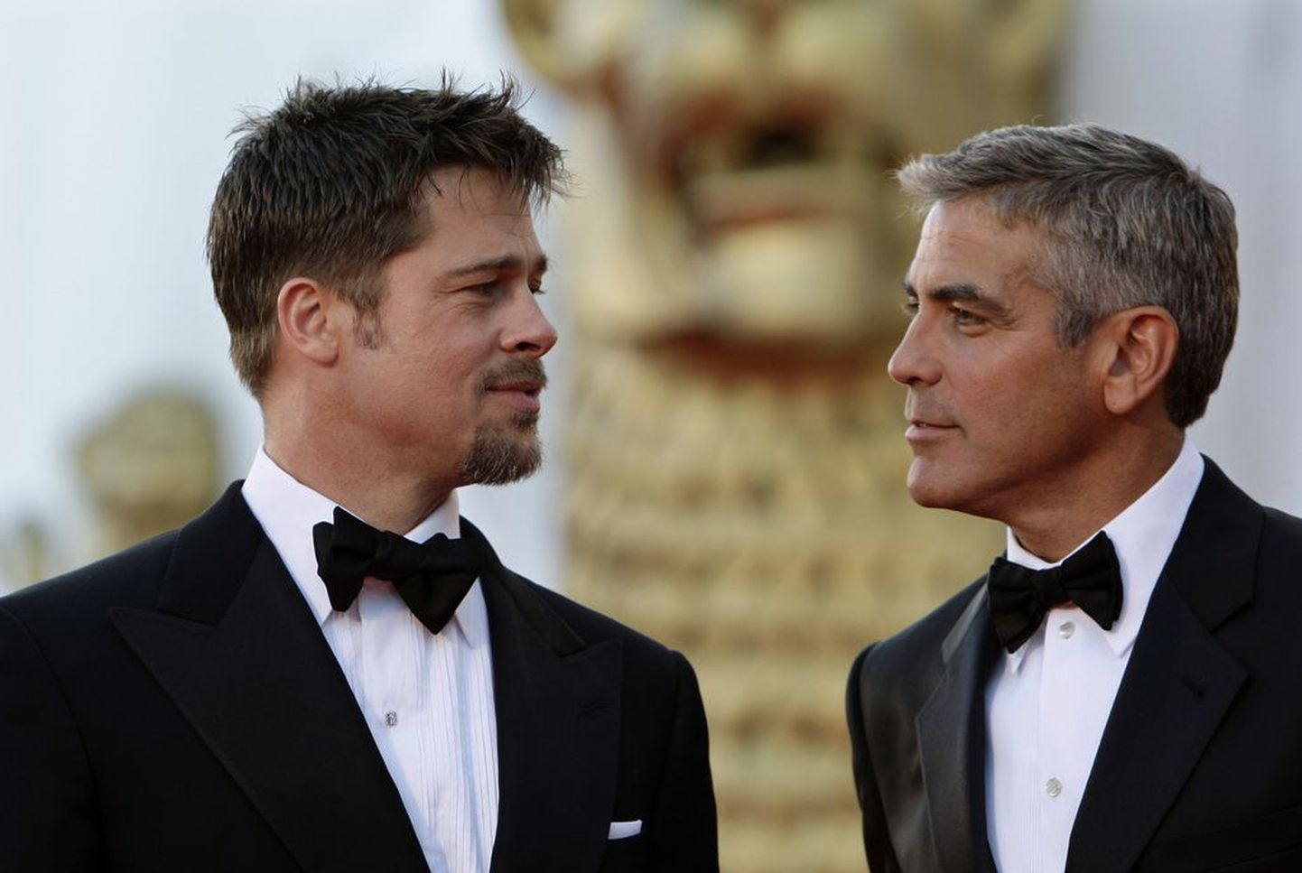 Näiteks Brad Pitti ja George Clooney kohta tehtud otsingute käigus võib arvuti nakatuda pahavaraga..