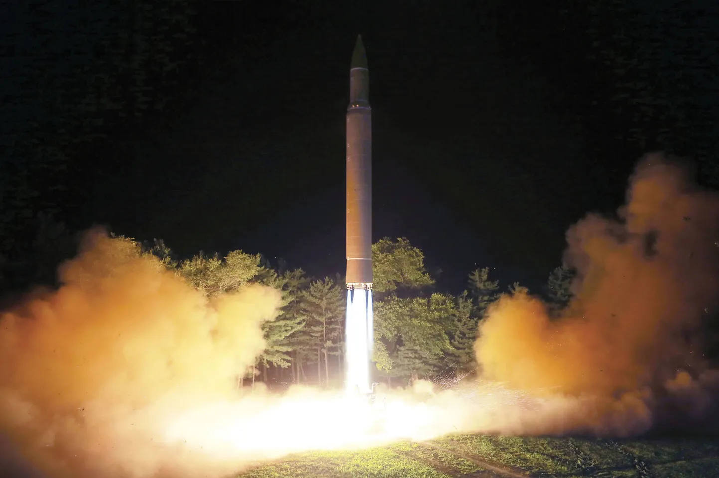 Mandritevahelise raketi katsetused Põhja-Koreas.