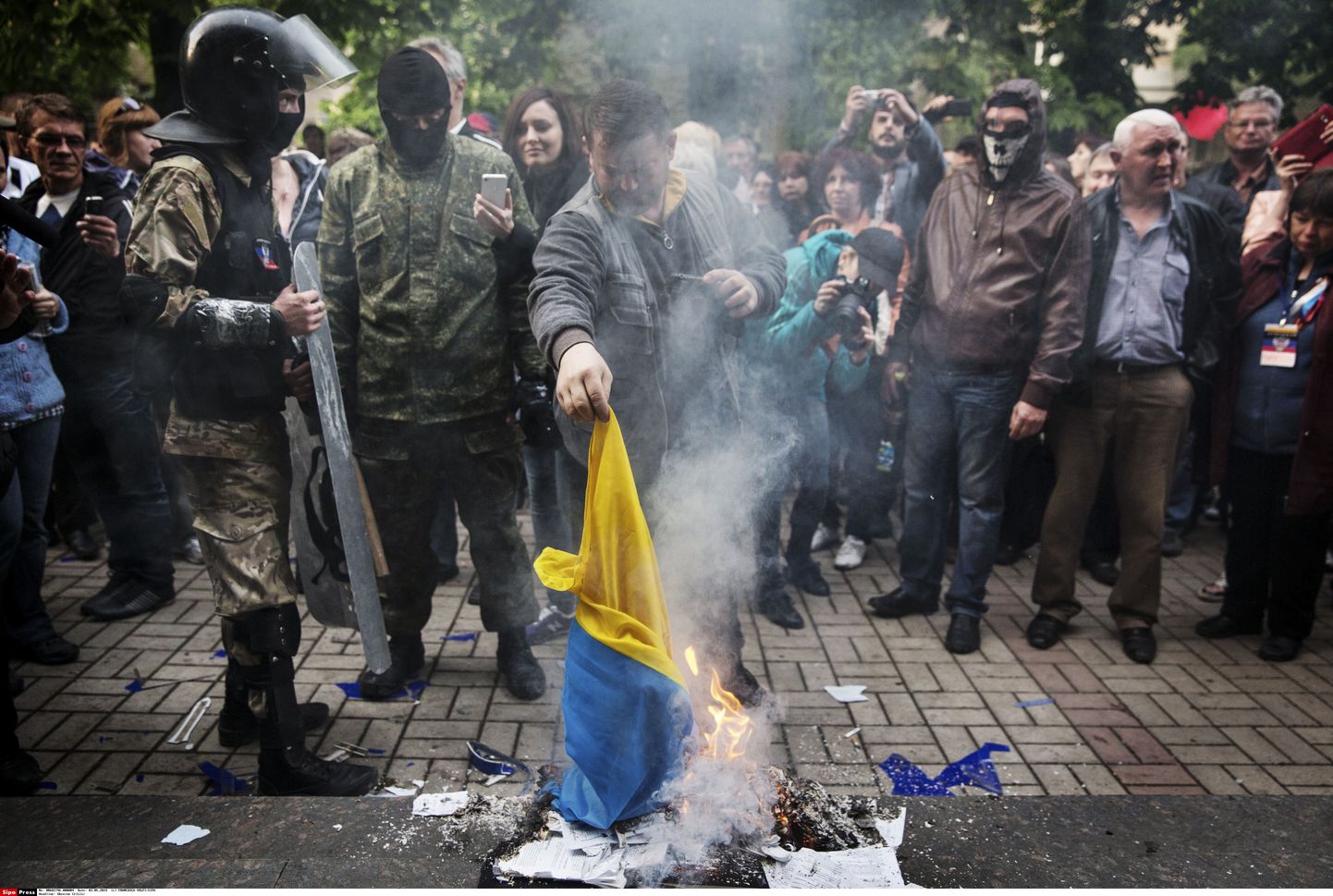 Venemeelne eile Donetskis Ukraina riigilippu põletamas.