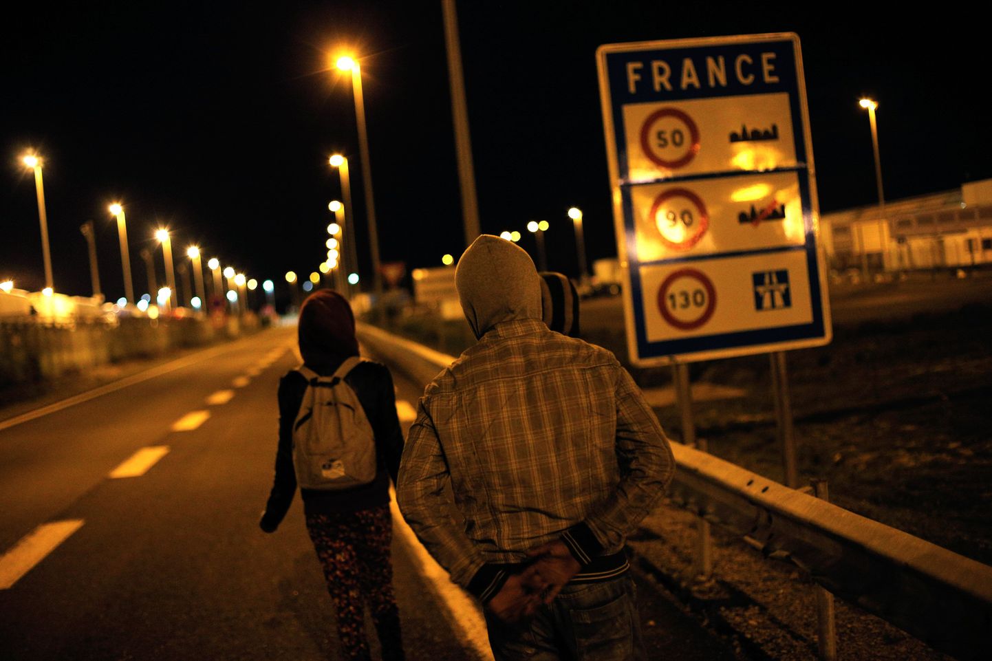Migrandid jalutavad Calais lähistel