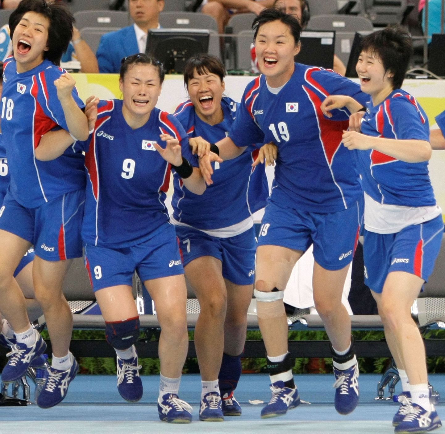 Lõuna-Korea naiskond pidutsemas pärast võidetud pronksimängu.