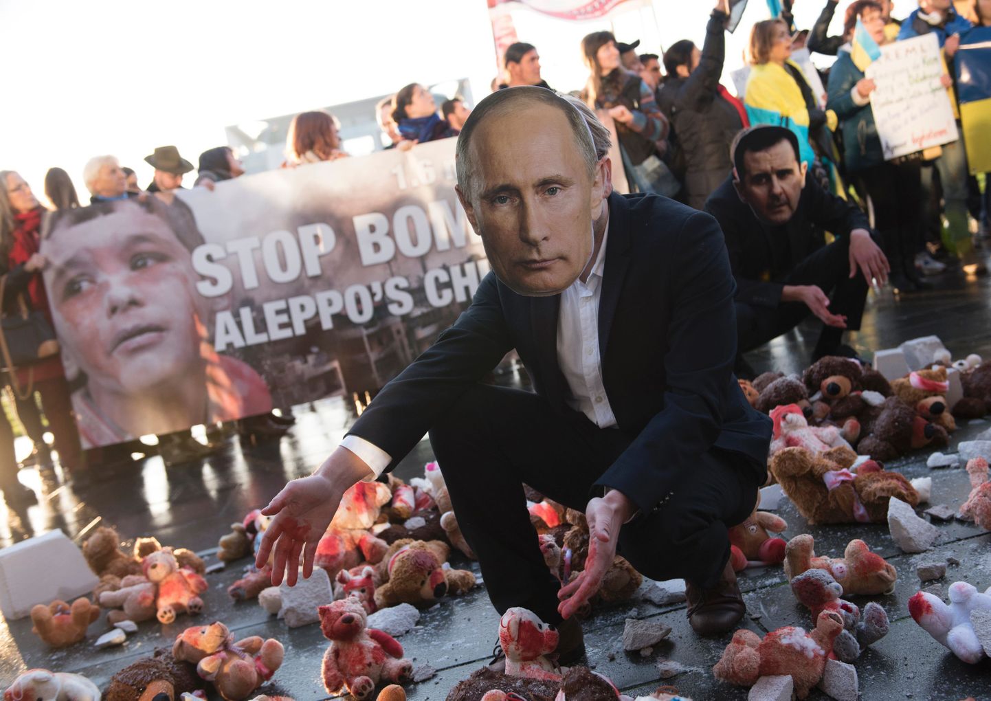 В Берлине Путина ждали с криками «Свободу Сирии!» и окровавленными игрушками.
