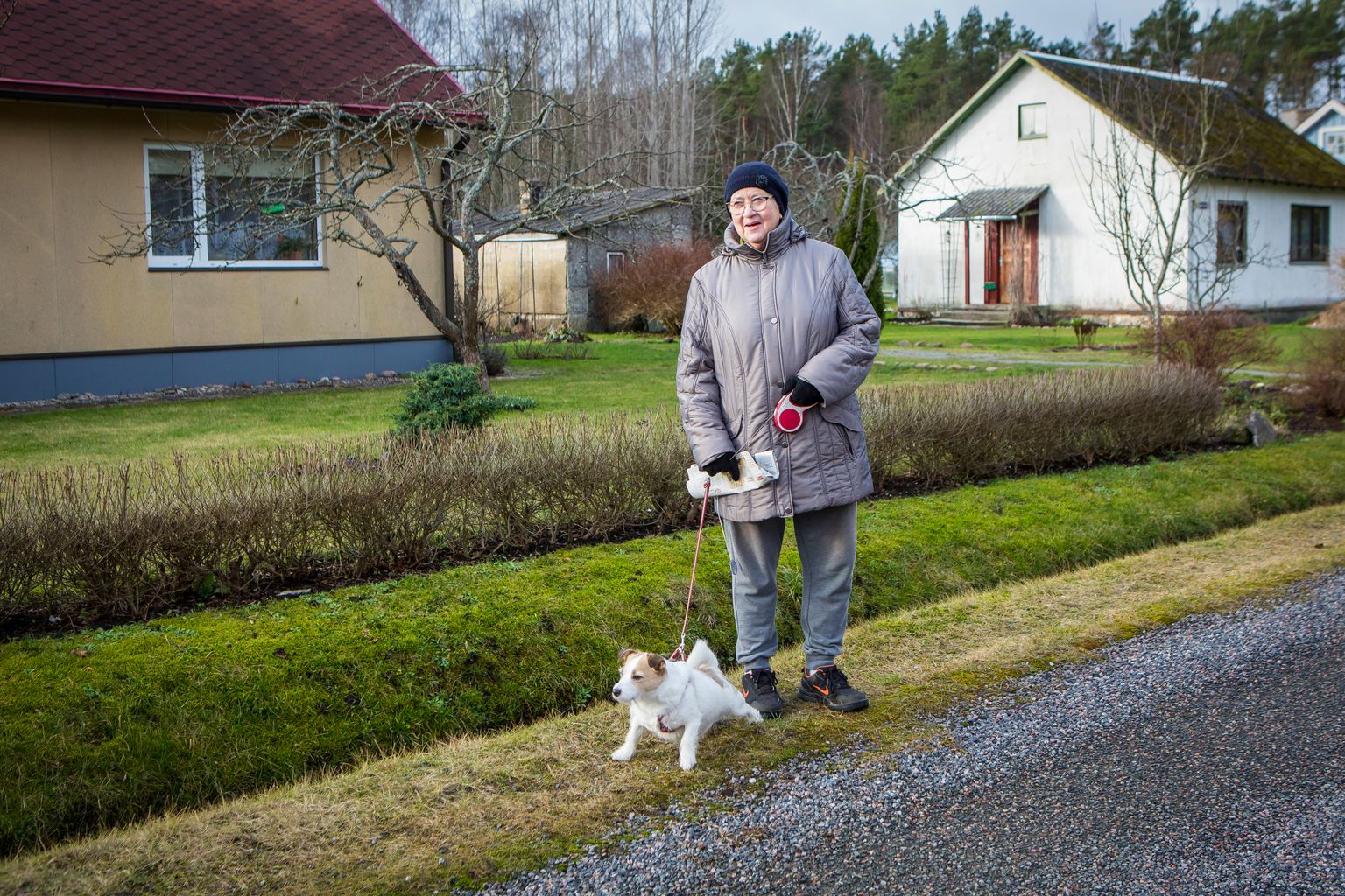 JALUTUSKÄIGULE: Kui Sõmera küla elanik Sirje Kapp Effi Malli päevasele jalutuskäigule viis, jäi proua süda lukustamata ukse pärast valutama.