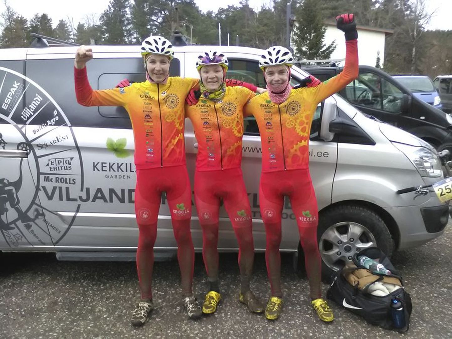 Kolmikvõidu saanud Viljandi rattaklubi M-16 vanuseklassi noormeestest jõudis esimesena finišisse Toomas Vool (keskel). Teisena lõpetas Henri Treimuth (paremal) ja kolmandana Erki Laanemäe.