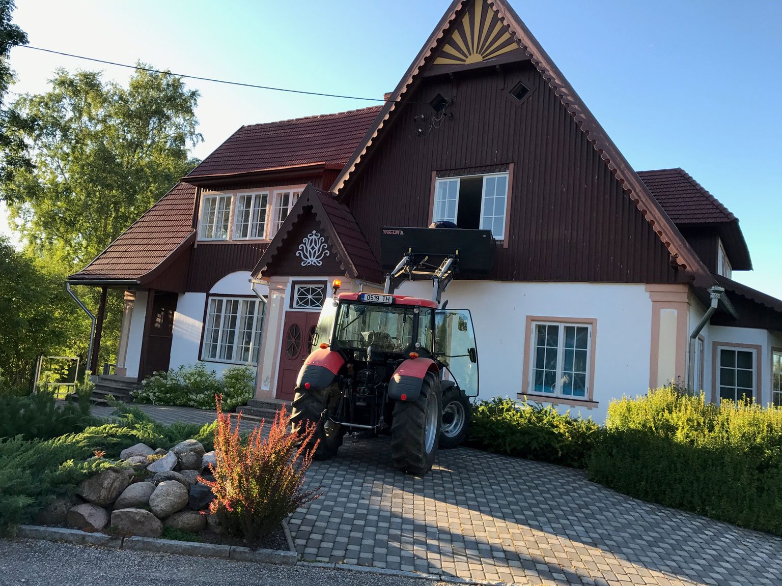 Vana häärberi taastamisel oli ära varastatud traktor vajalik töömasin.