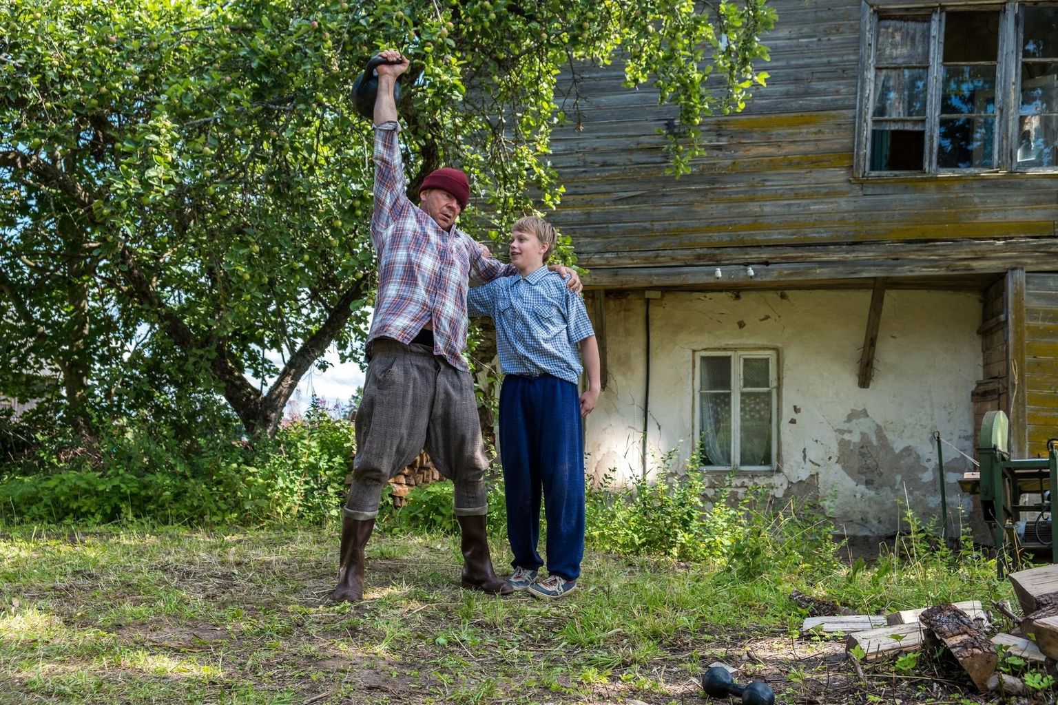 Marko Matvere ja Rasmus Ermel filmis «Vee peal», aastatepikkuse meresõidukogemusega Marko Matverel jätkus võtete vaheajaks hulgaliselt naljajutte oma seiklustest maal ja merel.