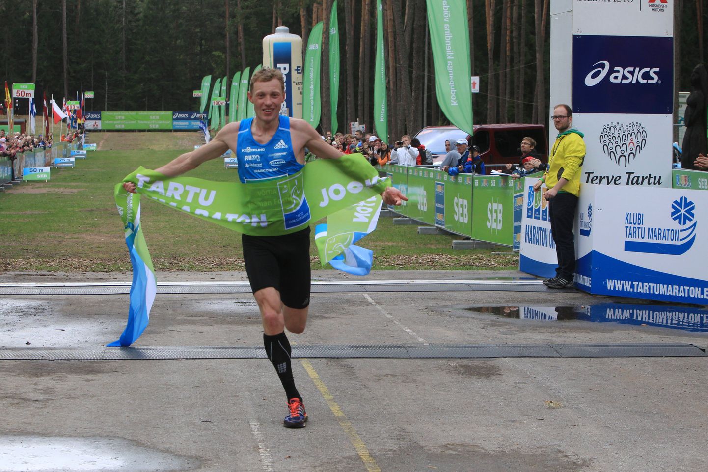 Roman Fosti ei väsi võitmast. Nii nagu ta triumfeeris nädala eest SEB Tartu jooksumaratonil, võitis ta ka täna Sauga valla jooksul.