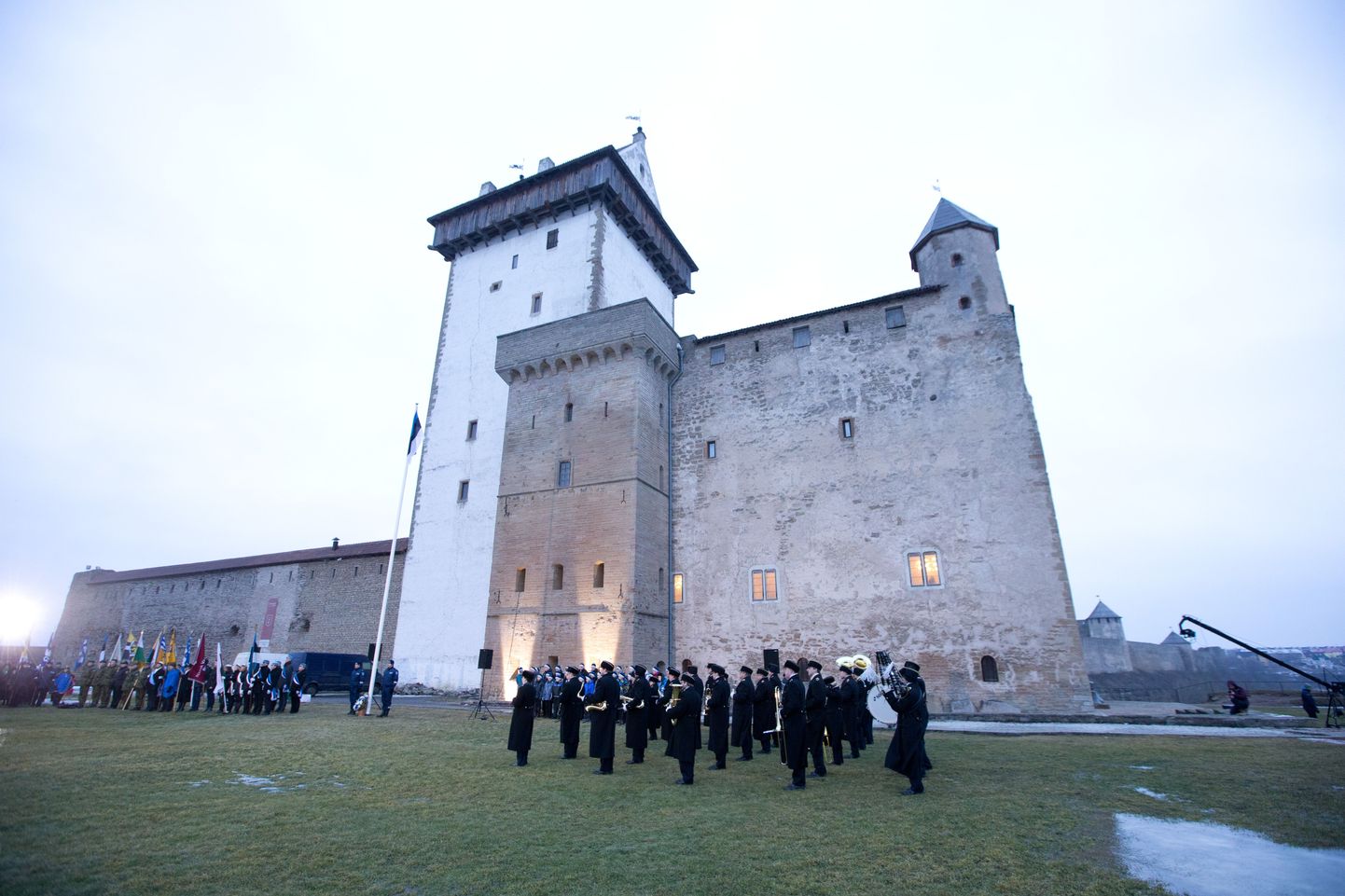 Lipu heiskamine Narva linnuse tornis.