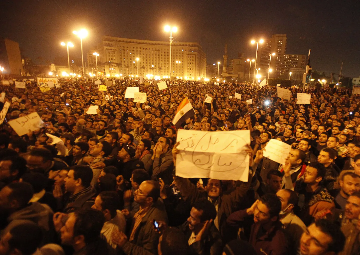 Демонстранты на площади Тахир в центре Каира.