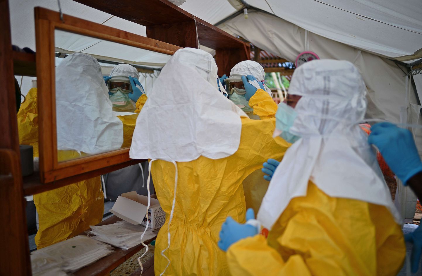 Libeeria tervishoiutöötajad riietumas Ebolasse nakatumise eest kaitseriietusse.