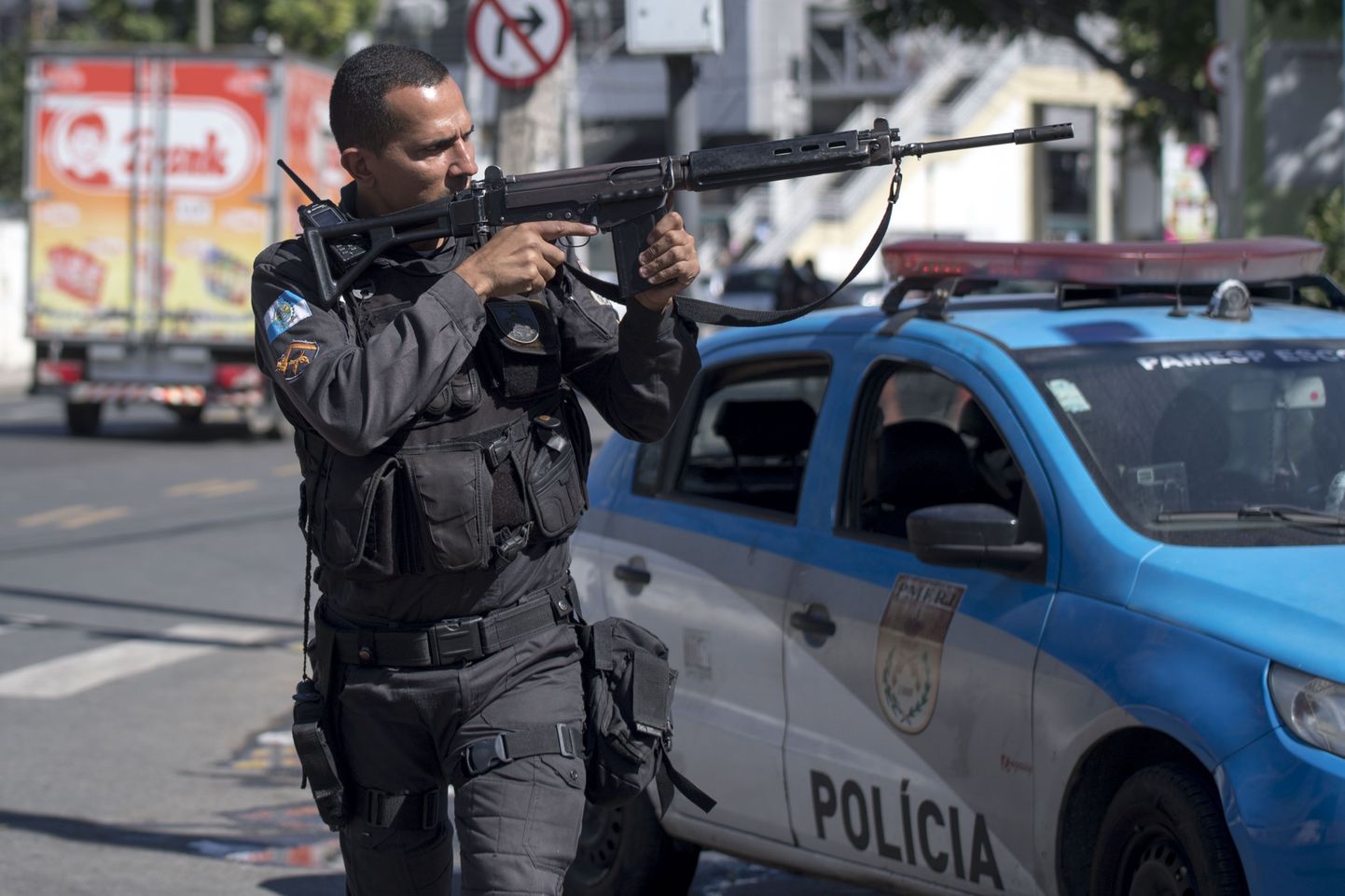 Relvastatud politseinik Rio de Janeiro Mangueira slummis.