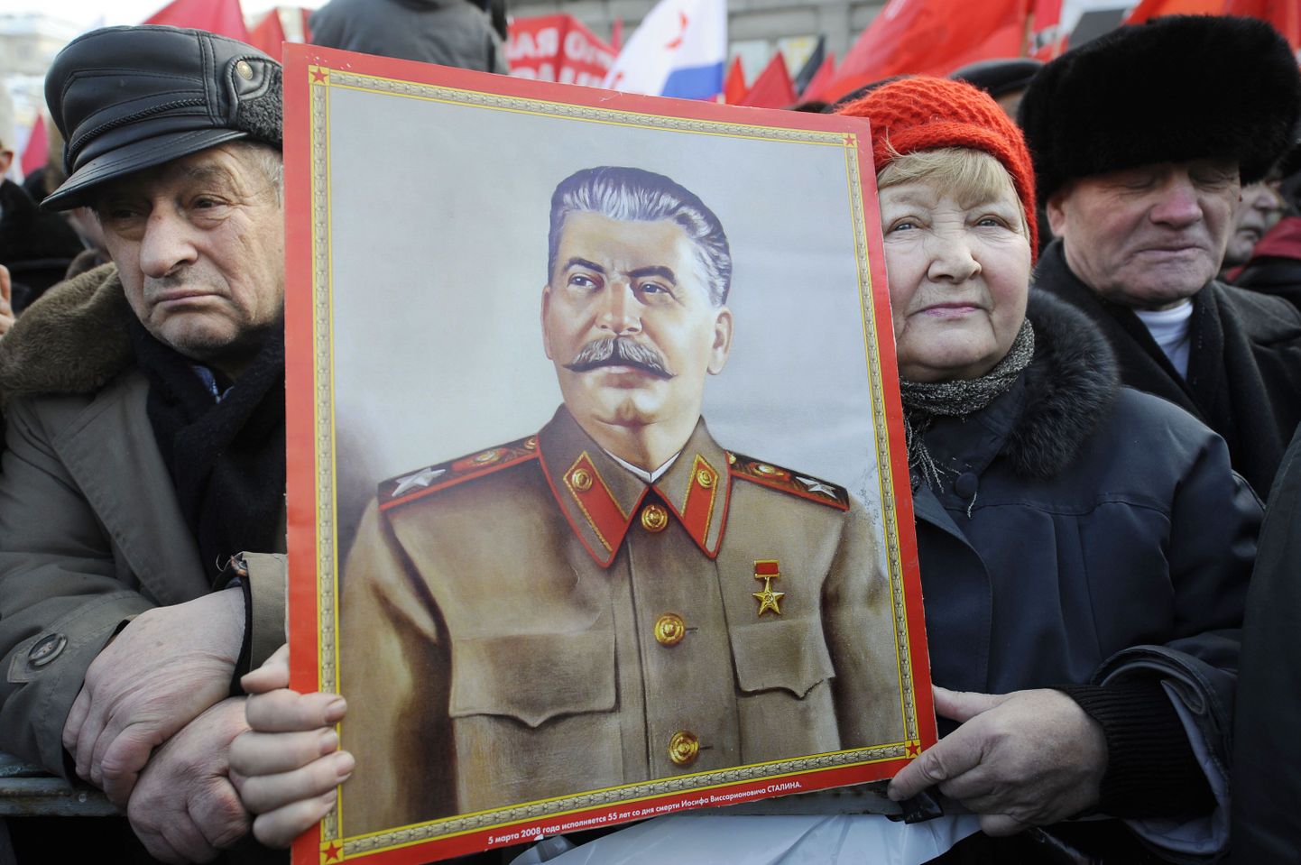 Vene Kommunistliku partei poolehoidjad embamas Jossif Stalini pilti.