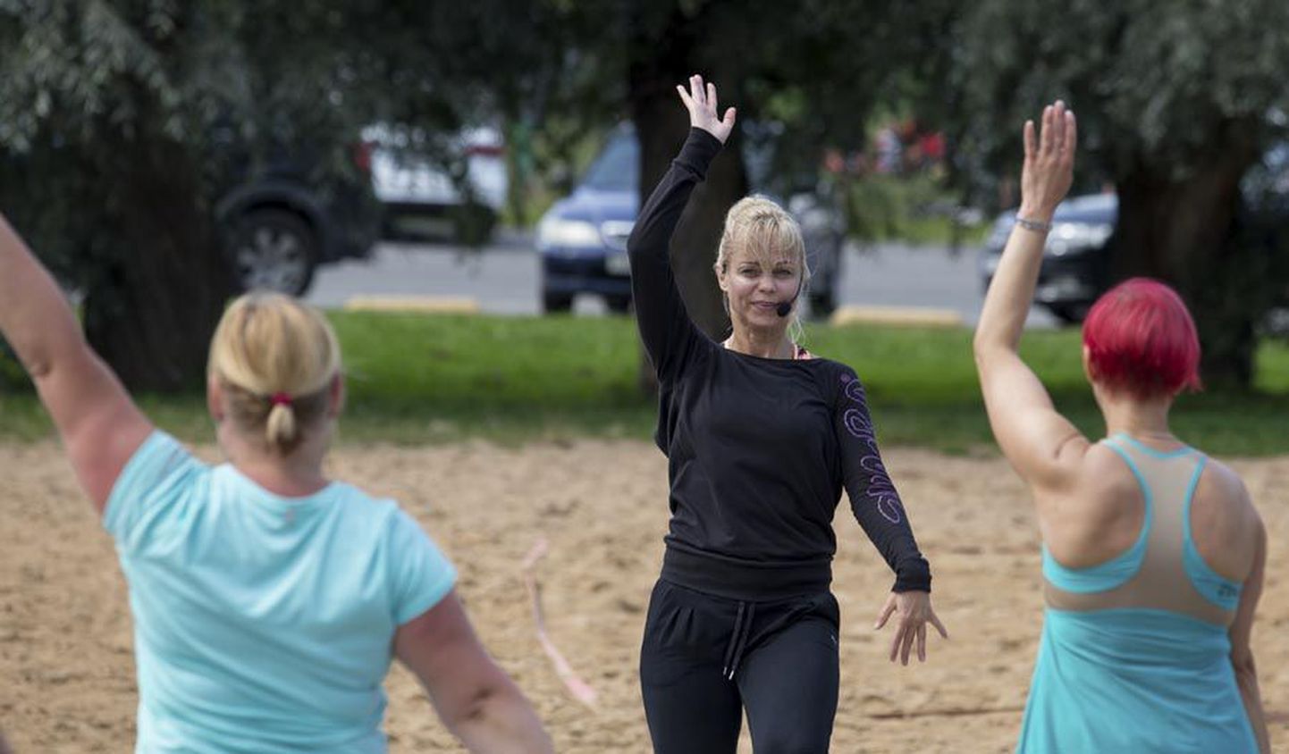 Tantsulist fitnessitreeningut juhendab Margit Oksa.