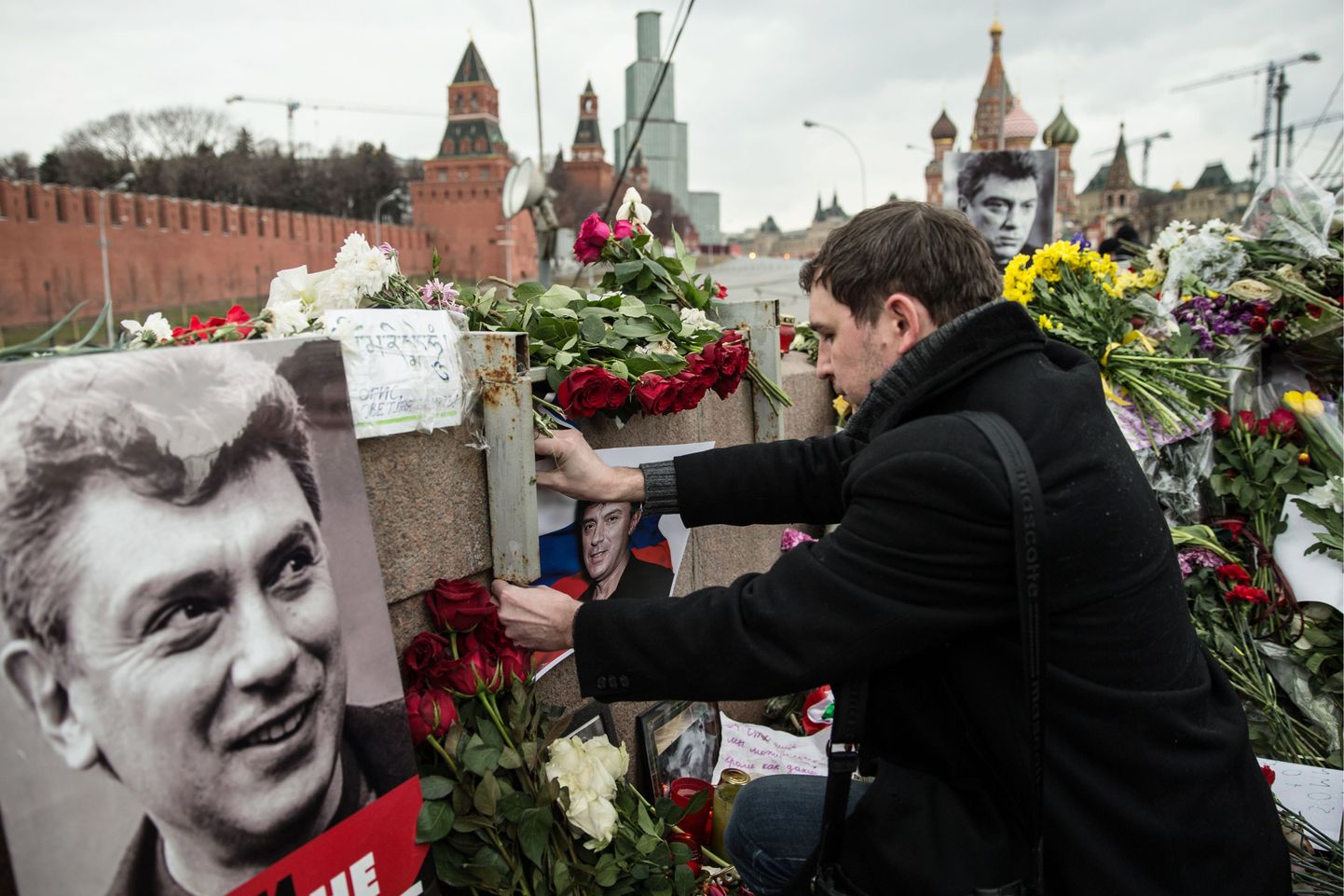 Boriss Nemtsovi mälestajad mehe surmapaigas Suurel Moskvoretski sillal.
