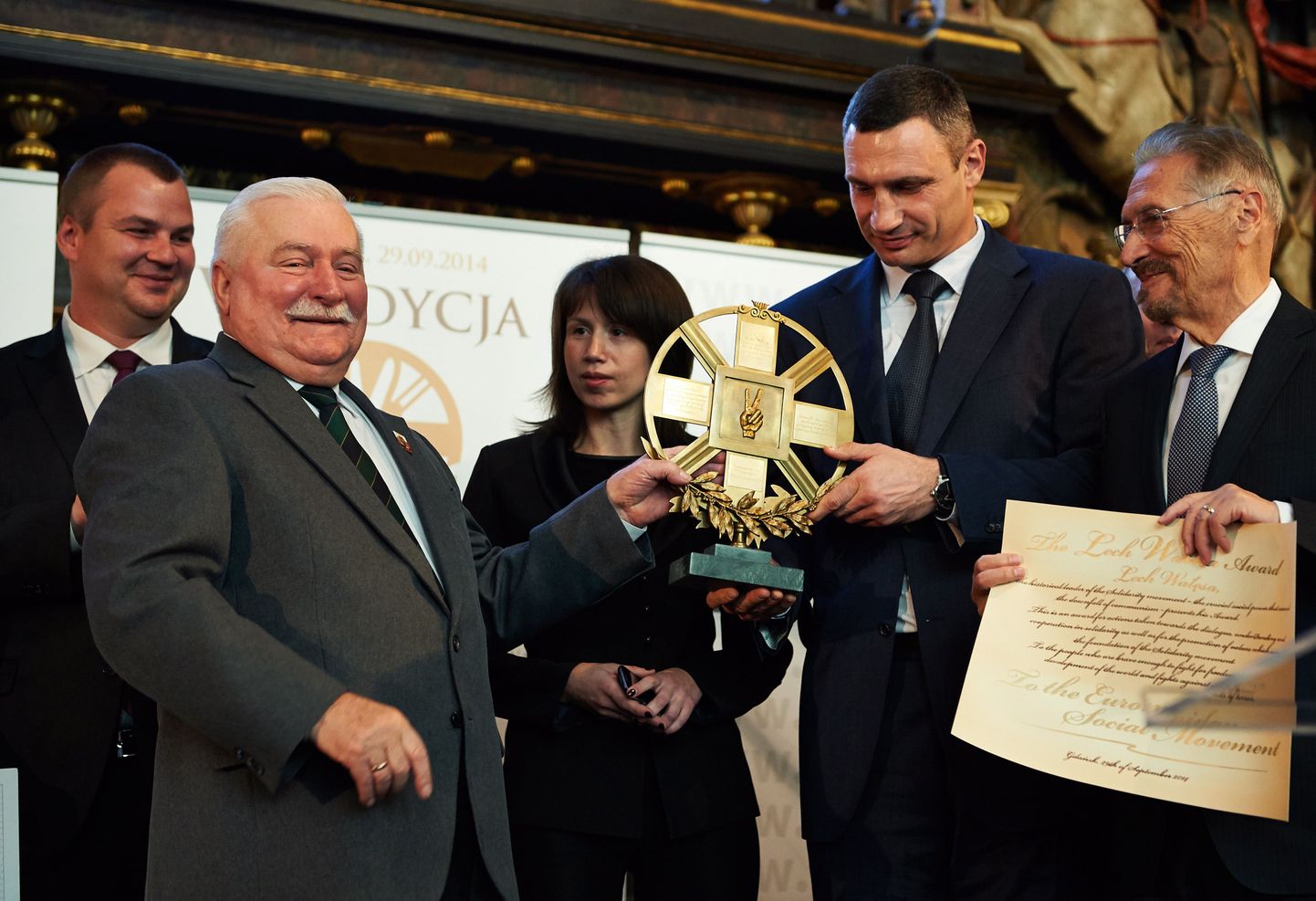 Kiievi linnapea Vitali Klitško oli üks nende seast, kes täna Poolas auhinna Lech Walesa enda käest vastu võtsid.