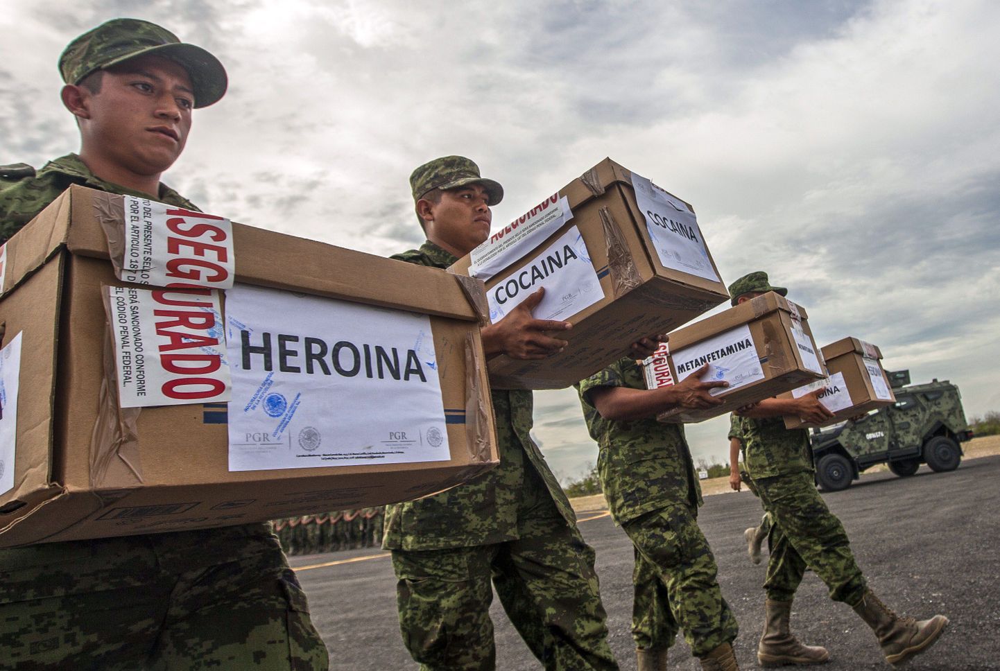 Mehhiko sõdurid kannavad kaste konfiskeeritud narkootikumidega.