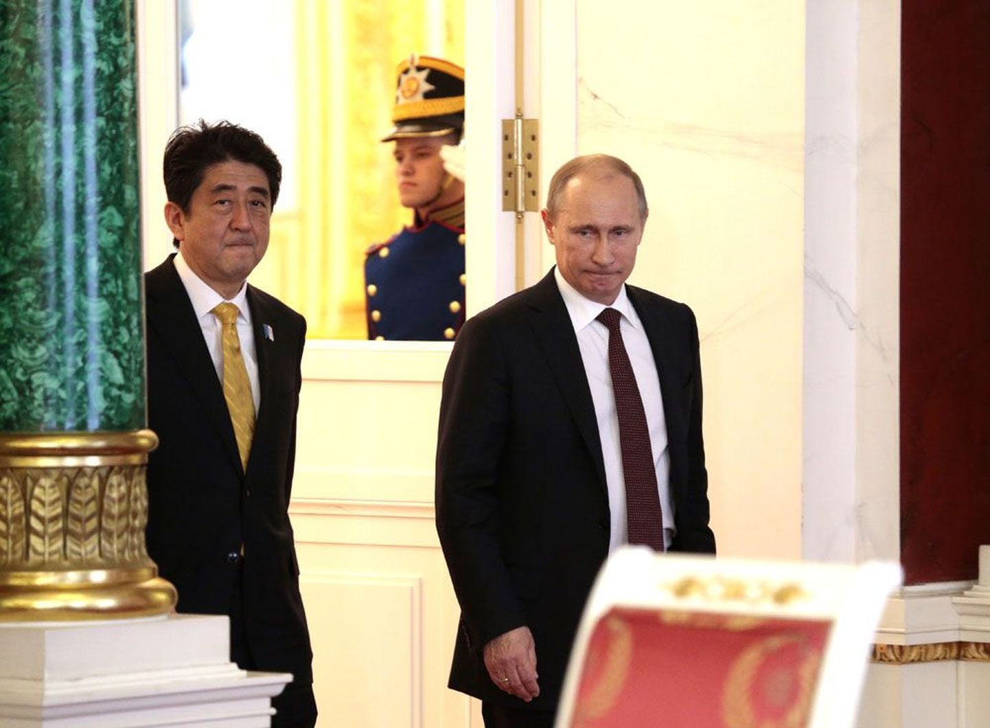 Jaapani peaminister Shinzō Abe (vasakul) ja Venemaa president Vladimir Putin väljendasid aprillis toimunud kohtumisel valmisolekut kiirendada kõnelusi Lõuna-Kuriili saarte kuuluvuse üle.