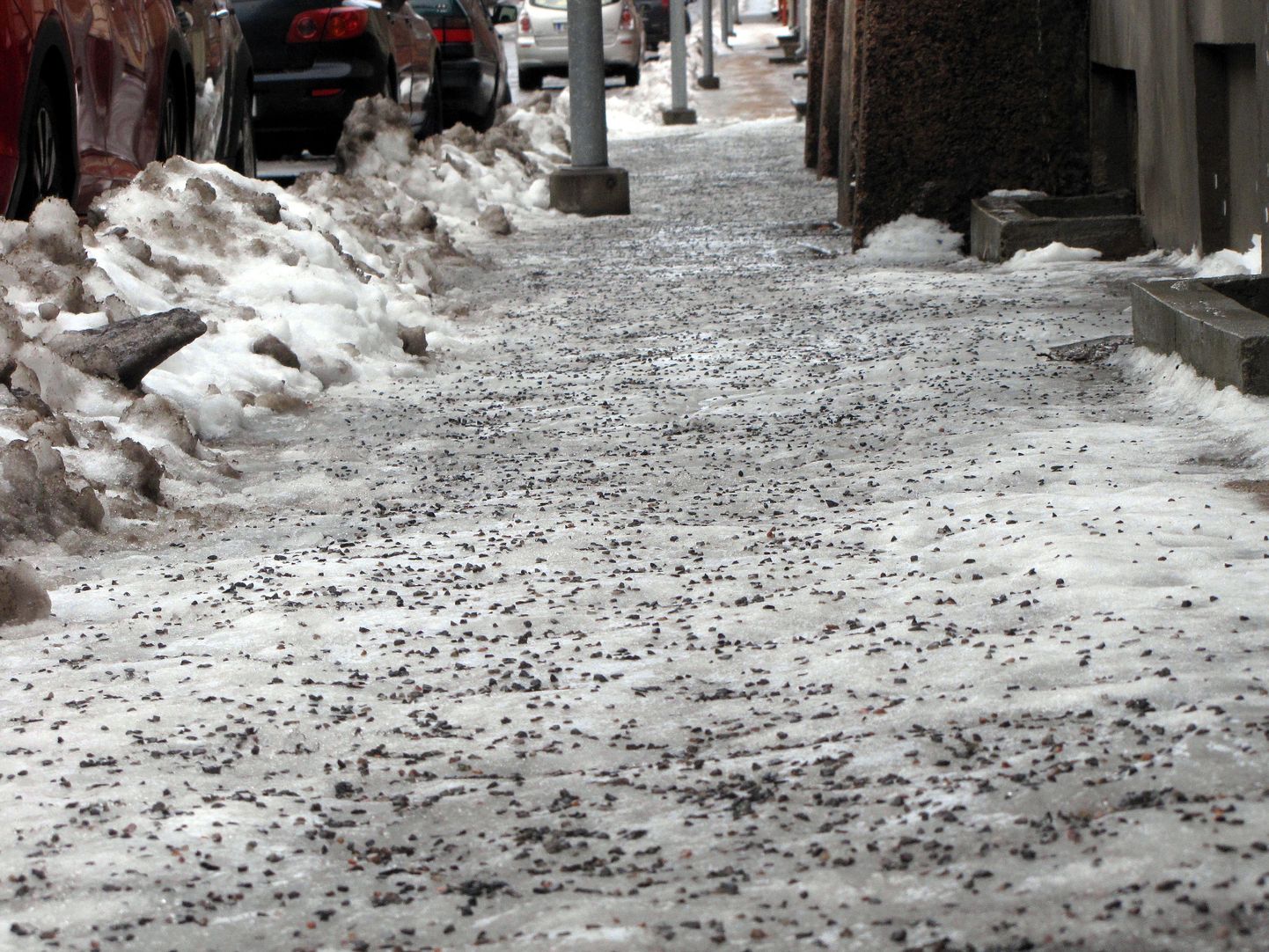 Kõnniteele puistatud graniitsõelmed. Foto on illustreeriv.
