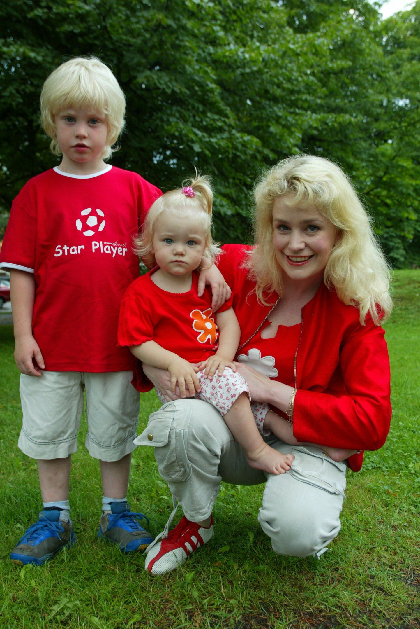 2004: Karmel Eikner koos laste KARL ELMARi ja KAROLIINA JOSEFIINEga.