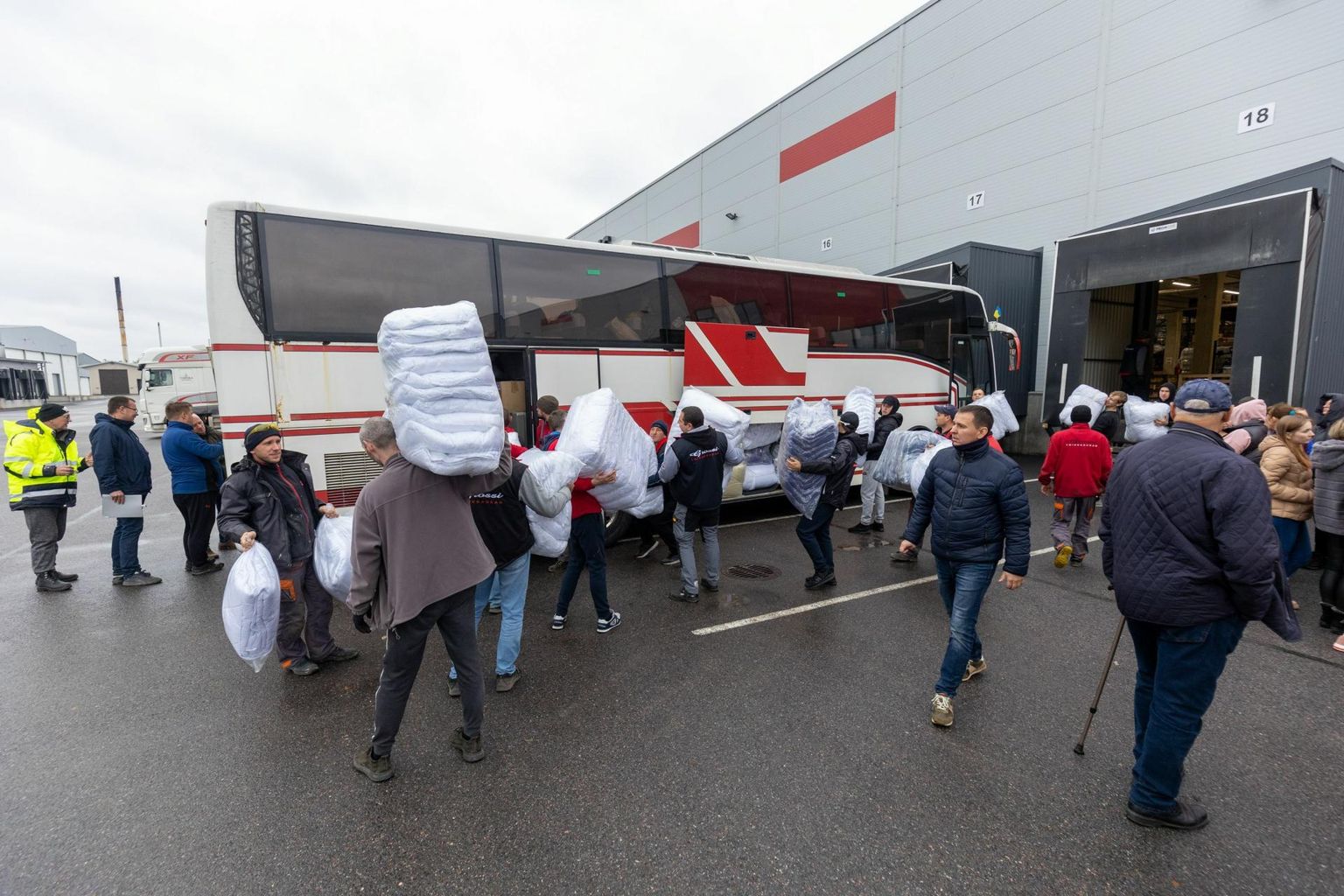 Bussi laaditud tekid ja muu kaup lähevad nii Ukraina sõduritele kui ka abi vajavatele eraisikutele. Ka buss jääb Ukrainasse, hakates vedama evakueeritavaid.