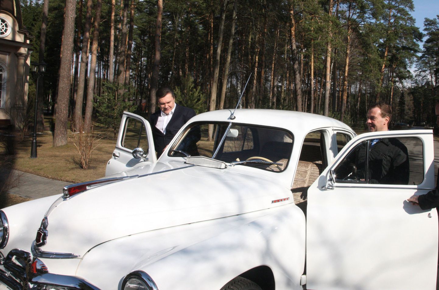 Dmitri Medvedev näitab 1948. aastal valminud Popedat (GAZ-M20) Ukraina riigipeale Viktor Janukovõtšile.