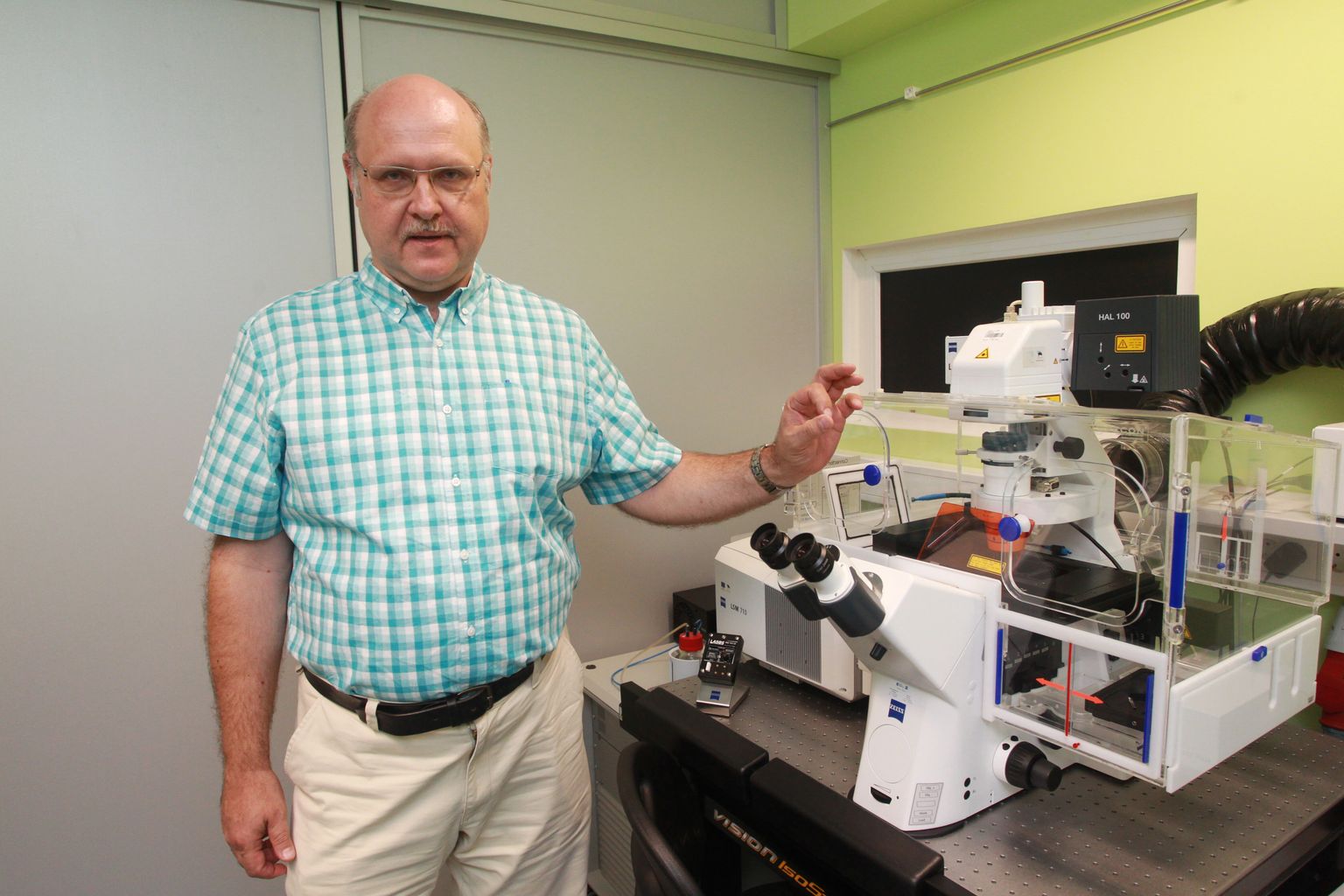 Pildil professor Andres Merits