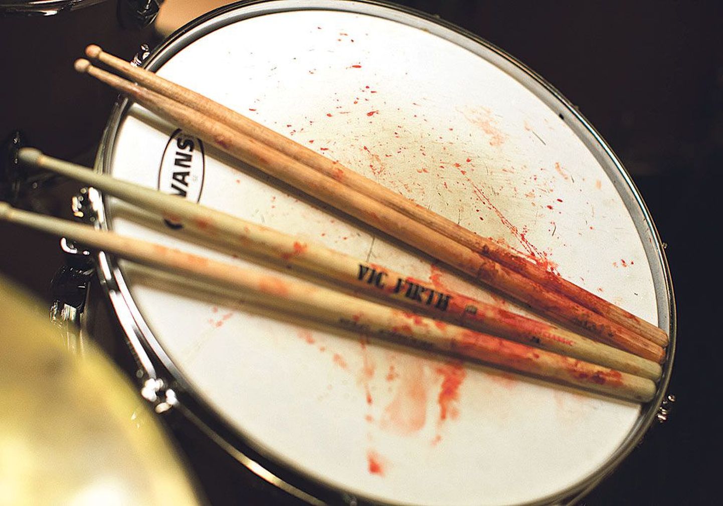 Кровь на барабанных палочках символизирует главный вопрос «Одержимости»: совместимо ли искусство с муштрой?