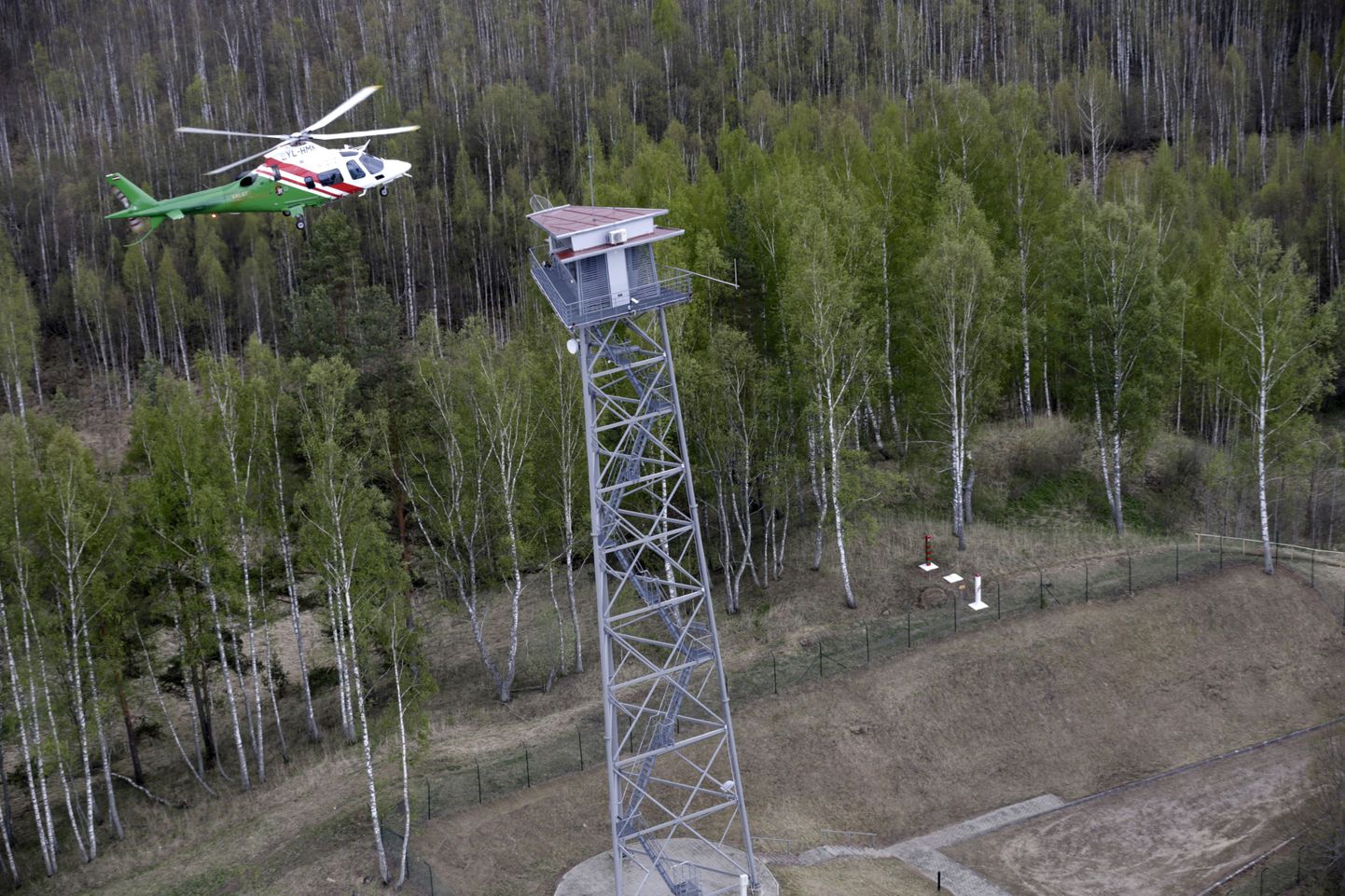 Läti piirivalve eriüksus Vene piiri lähedal helikopteriga patrullimas.
