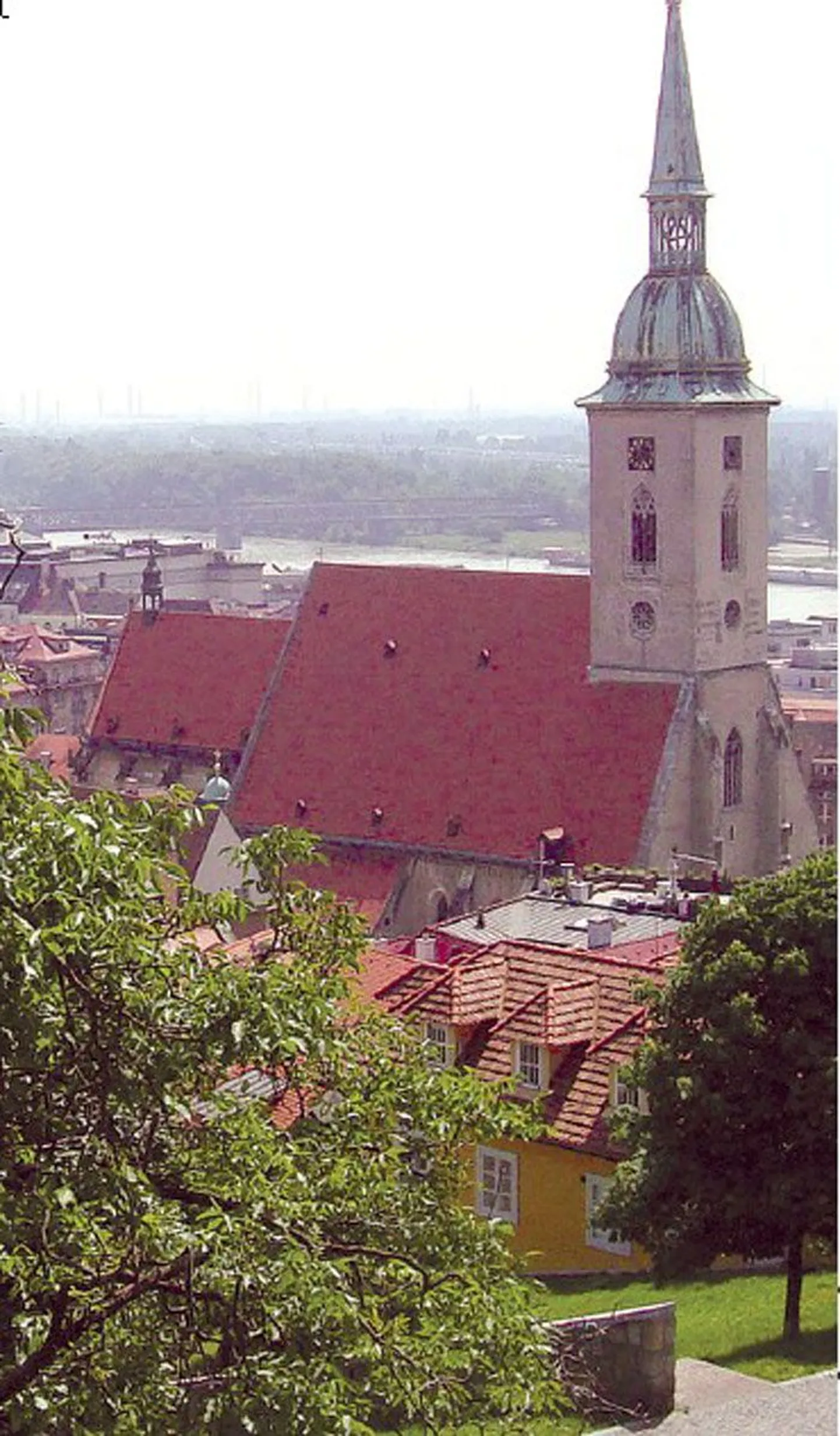 В центре братиславского Старого города находится собор св. Мартина, где короновали венгерских королей.