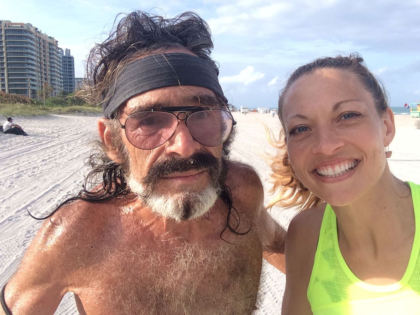 Mees, kes jookseb iga päev – Robert Kraft ehk Kaaren –, koos tema eluloo talletaja Laura Lee Huttenbachi ehk Valge Välguga Floridas Miamis South Beachil.