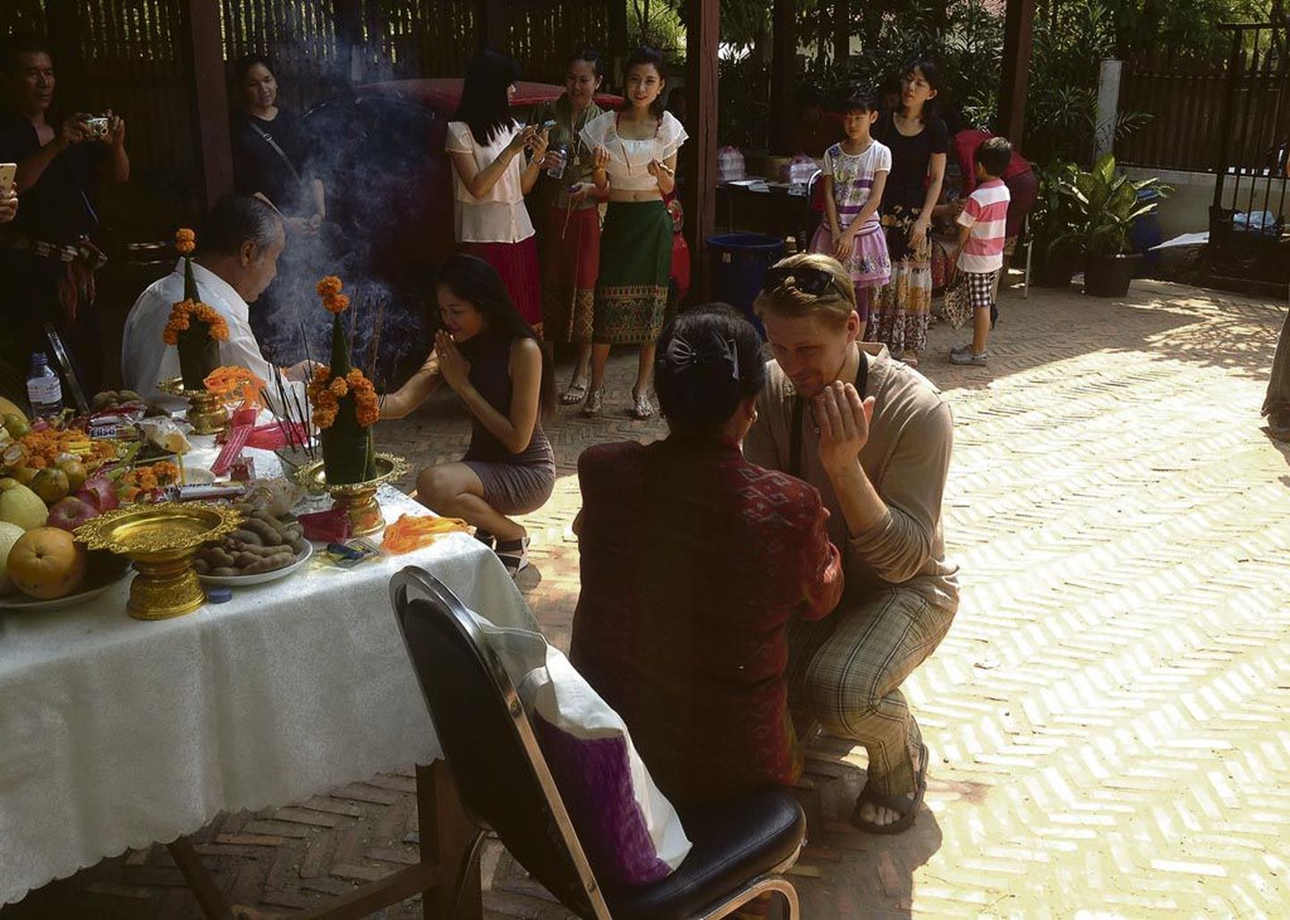 Laoses tuli eestlasest näitlejal enne võtteid läbi teha budistlik rituaal. Filmi tarvis tehtud pulmapildil (esiküljel) on Tambet Tuisk koos teist peategelast mänginud kohaliku popstaari Vilouna Phetmanyga.